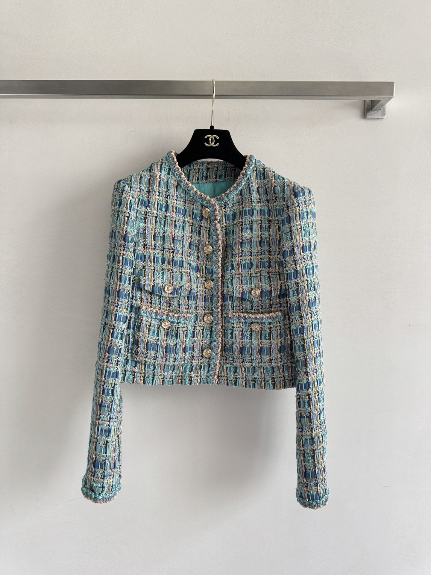 NO:453337,CHANE*25FW premium heavy industry peacock blue jacket blue green tweed braided fabric is comfortable and light on the upper body. High-end luxury classic H-style, matched with round neck single-breasted design, double pockets on both sides, and retro lion head metal buckle, decorative color is very eye-catching, the upper body looks very fashionable, elegant, retro and beautiful!  SML-, chanel, jackets & coats,alexander wang19860909CHANE*25FW高级重工孔雀蓝外套蓝绿色粗花呢编织面料上身舒适轻盈 高级奢华经典H版型 搭配圆领单排扣设计 两侧饰有双口袋配以复古狮子头金属扣装饰颜色很亮眼 上身显得非常时尚优雅复古又美丽！SML-,,chanel,jackets & coats,alexander wang,Women's clothing