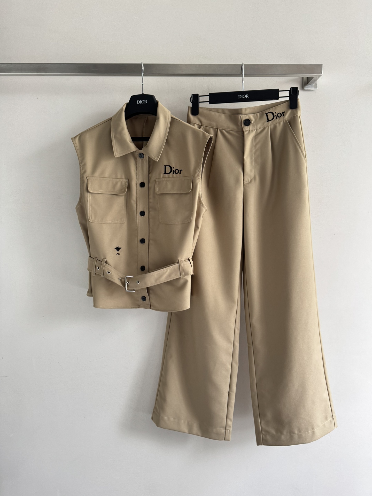 NO:453347,Dio*25FW new workwear style suit Workwear style has always been a trendy element in the fashion circle, lapel vest breasts design trendy and fashionable mid-high waist straight-leg pants on the upper body, huge flesh covering flesh to make you look slimming, and the double-sided large pocket design is super convenient. A set of upper body is high-end and fashionable, not only fashionable but also practical, saving time to match SML-, dior, alexander wang19860909Dio*25FW新款工装风套装 工装风一直是时尚圈备受瞩目的潮流元素翻领马甲排扣设计潮流时髦中高腰直筒裤上身巨遮肉显瘦,双侧大口袋设计超级便捷 一套上身高级洋气,不仅时尚又实用,省去搭配时间SML-,,dior,alexander wang,Women's clothing