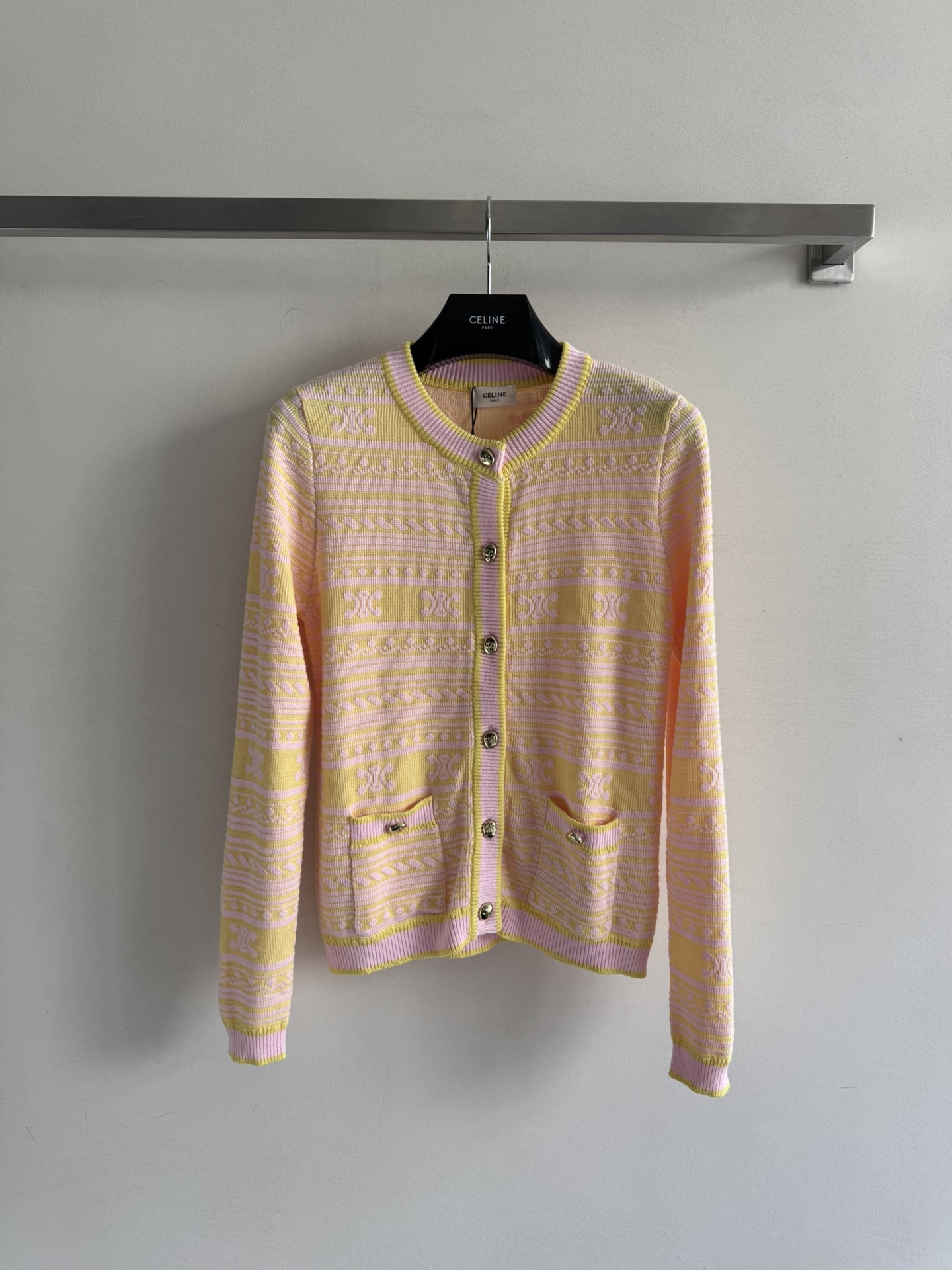 NO:454298,CELIN*25FW new Arc de Triomphe jacquard short-sleeved knitted cardigan classic round neck regular style. The upper body looks good and comfortable. It is versatile and not lacks aura. The cure color is so touching that it is elegant and gentle. Three-color SML, celine, T-shirt, alexander wang19860909CELIN*25FW新款凯旋门提花短袖针织开衫经典圆领常规版型 上身好看又舒适 百搭又不失灵气,治愈颜色太心动了气质又显温婉三色SML,,celine,T-shirt,alexander wang,Women's clothing