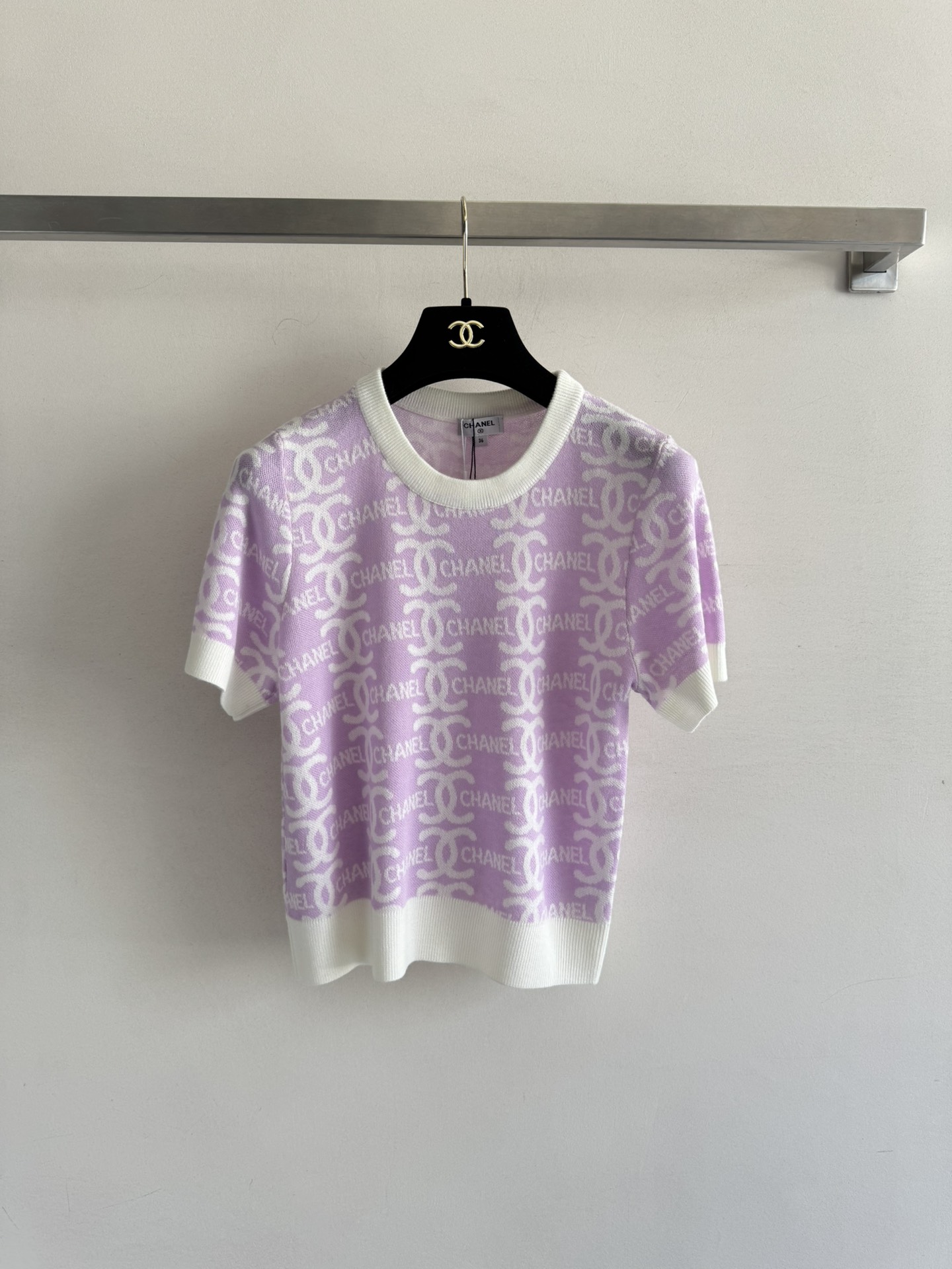 NO:454311,CHANE*25FW new short-sleeved sweater contrasting round neck regular style, double C three-dimensional jacquard craftsmanship is super beautiful and recognizable, versatile and versatile, slim and white, simple and fashionable and high-end SML, chanel, T-shirt, alexander wang19860909CHANE*25FW新款短袖针织衫撞色圆领常规版型 ,双C立体提花工艺超美超有辨识度,万能百搭显瘦显白,简约时髦又高级SML,,chanel,T-shirt,alexander wang,Women's clothing