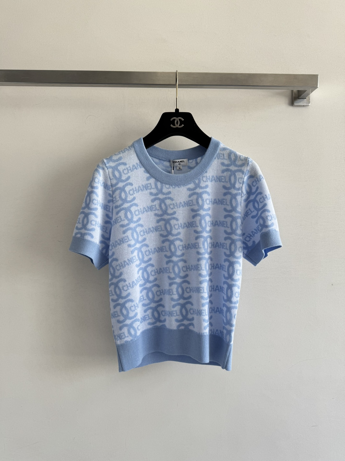 NO:454317,CHANE*25FW new short-sleeved sweater contrasting round neck regular style, double C three-dimensional jacquard craftsmanship is super beautiful and recognizable, versatile and versatile, slim and white, simple and fashionable and high-end SML-, chanel, T-shirt, alexander wang19860909CHANE*25FW新款短袖针织衫撞色圆领常规版型 ,双C立体提花工艺超美超有辨识度,万能百搭显瘦显白,简约时髦又高级SML-,,chanel,T-shirt,alexander wang,Women's clothing