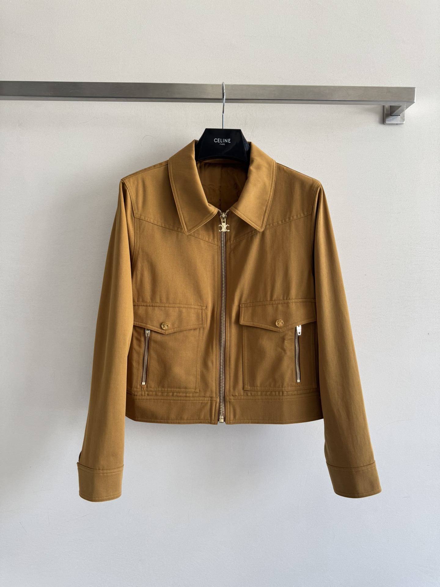 NO:454318,CELIN*25FW new series khaki jacket lapel zipper jacket super cool basic cutting outlines look high-end. Working patch pockets. Zippers and round buckles are embellished with Arc de Triomphe logo and are full of luxury. Paired with a series skirt, a set of top-fitting and fashionable, with a very high return rate on the street. SML-, celine, skirts, jackets & coats, alexander wang19860909CELIN*25FW新款系列卡其色夹克翻领拉链夹克超级酷帅基础裁剪轮廓线条耐看高级 工装贴袋 拉链和圆扣都饰以凯旋门徽标点缀高级奢华感拉满 搭配系列半裙一套上身出彩时髦,出街回头率极高SML-,,celine,skirts,jackets & coats,alexander wang,Women's clothing