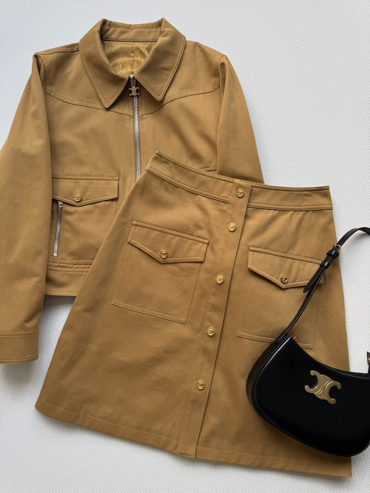 NO:454278,CELIN*25FW new series khaki skirt high-waist A-line classic silhouette design, moderate length, making it more comfortable to wear, the double patch pocket design increases the layering of the skirt body, and the series of jackets comes with a retro college feel, a set of top-fitting fashionable, with a very high return rate on the street SML, celine, skirts, jackets & coats, alexander wang19860909CELIN*25FW新款系列卡其色半裙高腰A字经典廓形设计 长度适中 使穿着更加舒适裙身双贴袋的设计增加了裙身层次感 自带复古学院感搭配系列夹克一套上身出彩时髦,出街回头率极高SML,,celine,skirts,jackets & coats,alexander wang,Women's clothing