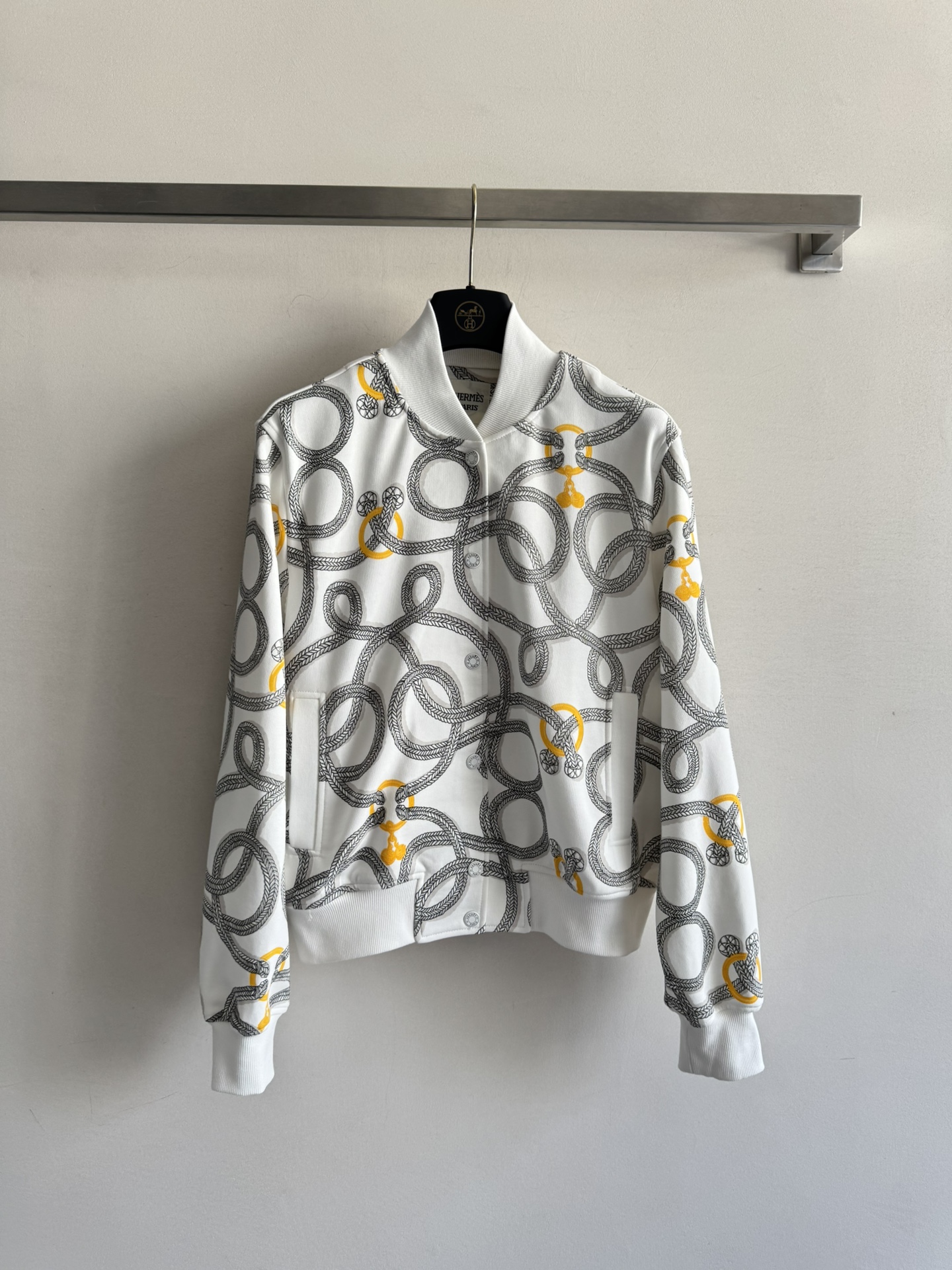 NO:454288,HERME*25FW new baseball uniform imported heavy high-density pure cotton, which feels super comfortable to touch. The whole body string print is fashionable and sunny, tailoring design with upper body covering flesh to make it look slimming. The custom rib splicing is very distinctive. Make the clothes look more advanced and suitable for daily wear and youthful~SML-,, hermes, alexander wang19860909HERME*25FW新款棒球服进口重磅高密度纯棉的,触感摸起来超级舒服 通体串绳印花时髦吸晴廓版型的剪裁设计上身遮肉显瘦定制配色的罗纹拼接超有特色 让衣服更显高级超适合日常穿搭、青春洋溢～SML-,,hermes,alexander wang,Women's clothing