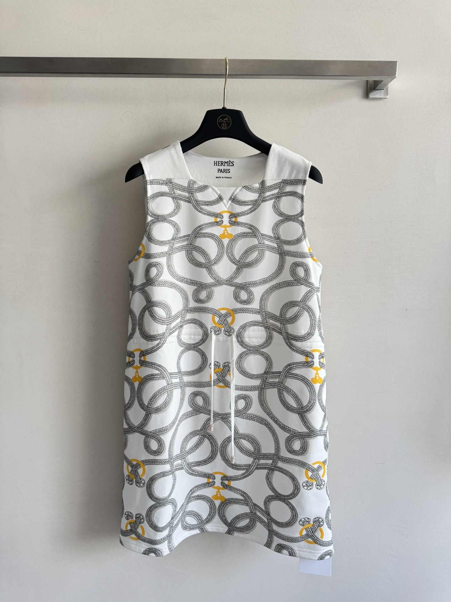 NO:454293,HERME*25FW new vest dress imported heavy high-density pure cotton, which feels super comfortable to touch. The whole body string print is fashionable and sunny H-style tailoring is good inclusive. The double-sided pocket design is convenient. The waist drawstring is adjustable and elastic to highlight the slim waist. It is very suitable for daily wear and youthful~SML, hermes, skirts, alexander wang19860909HERME*25FW新款背心连衣裙进口重磅高密度纯棉的,触感摸起来超级舒服 通体串绳印花时髦吸晴H版型的剪裁包容性好 双侧饰有口袋设计便捷腰部抽绳设计可调节松紧凸显小蛮腰超适合日常穿搭、青春洋溢～SML,,hermes,skirts,alexander wang,Women's clothing