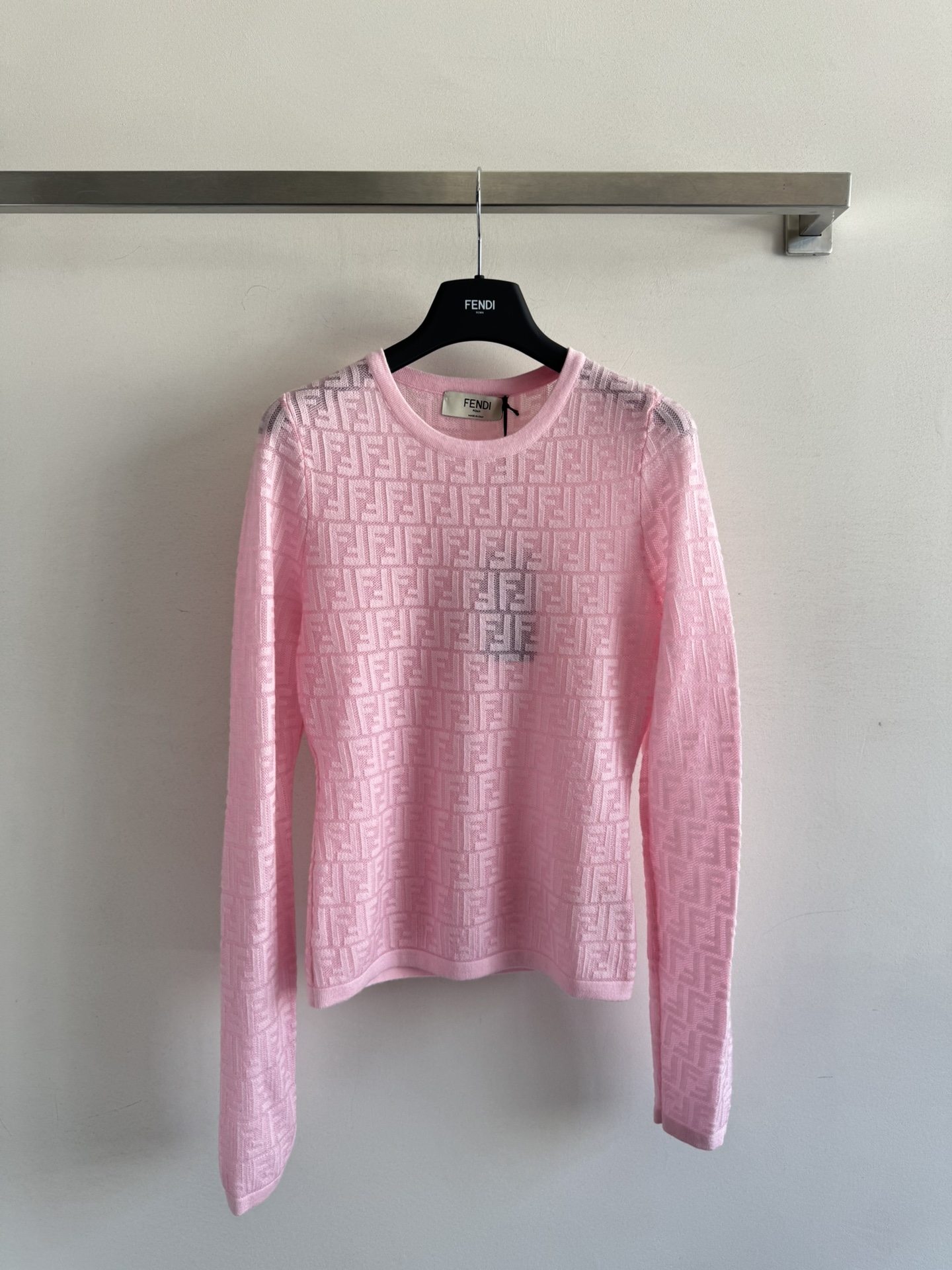 NO:454976,FEND*25FW new pullover knit sweater, double F jacquard design, high-end round neck is simple and versatile, soft and comfortable, and it shows gentle temperament no matter whether it is fitted inside or alone. The regular version is free and unrestrained, and can be worn on daily commuting!  3 colors SML-, fendi, alexander wang19860909FEND*25FW新款套头针织衫通体双F提花设计高级 圆领简洁百搭,质感柔软舒适,不管内搭还是单穿都显温柔气质 常规版型上身自在无束缚,日常通勤都可穿！3色SML-,,fendi,alexander wang,Women's clothing