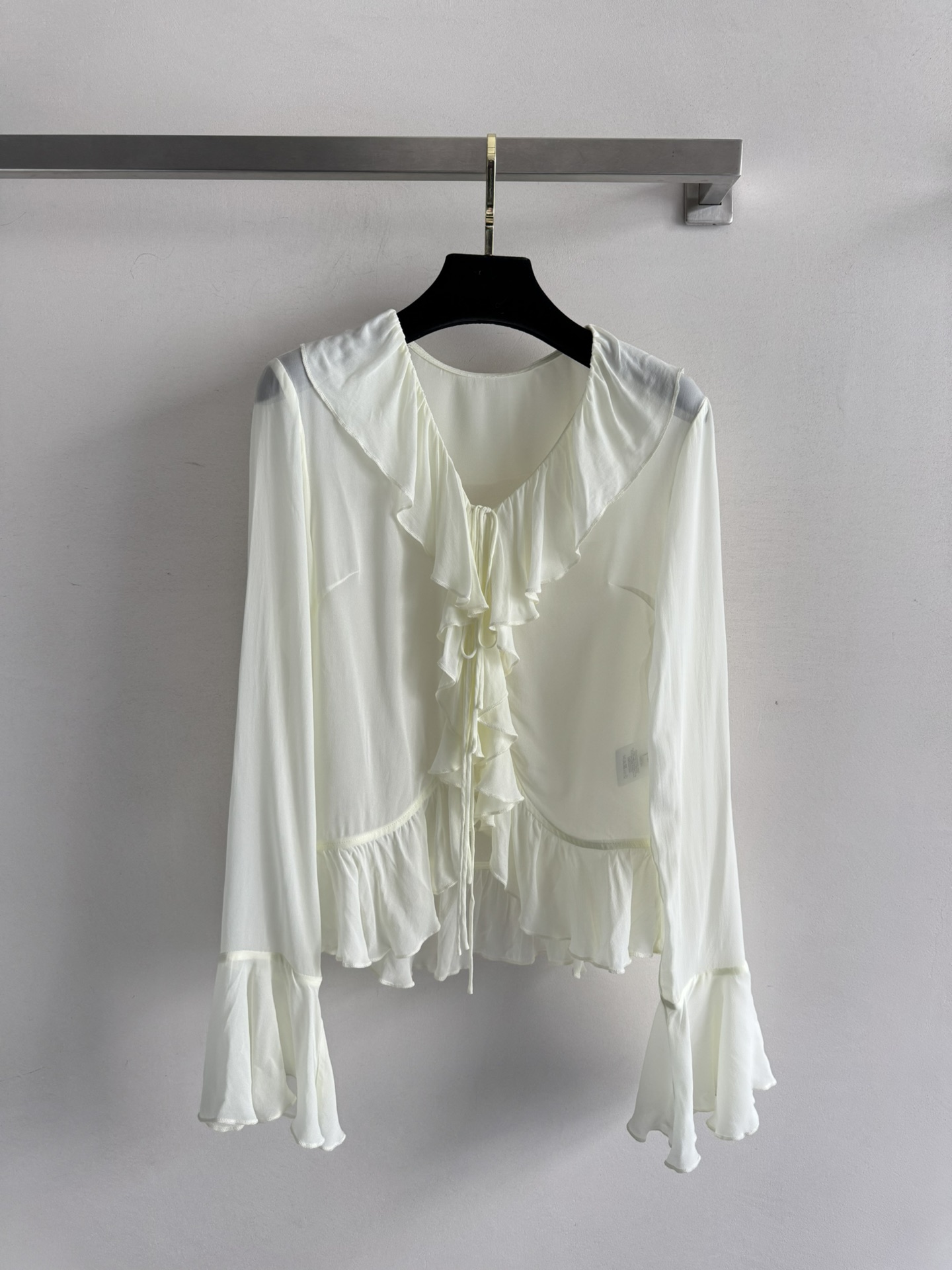 NO:455726,New 25FW strap V-neck shirt thin and breathable silk fabric Romantic V-neck ruffle tailoring strap design Modify the neck lines Slim and elegant ruffle design at the hem Add feminine elements Enhance the sweetness and layering of the overall look at the sweetness and layering of each time SML-, real silk, alexander wang19860909新款25FW绑带V领衬衣清薄透气的真丝面料 浪漫的V领荷叶边剪裁绑带设计 修饰颈部线条 显瘦且优雅下摆处同样荷叶边设计 增添女性化元素 提升整体造型的甜美感和层次感每一次都随意优雅的恰到好处SML-,,real silk,alexander wang,Women's clothing