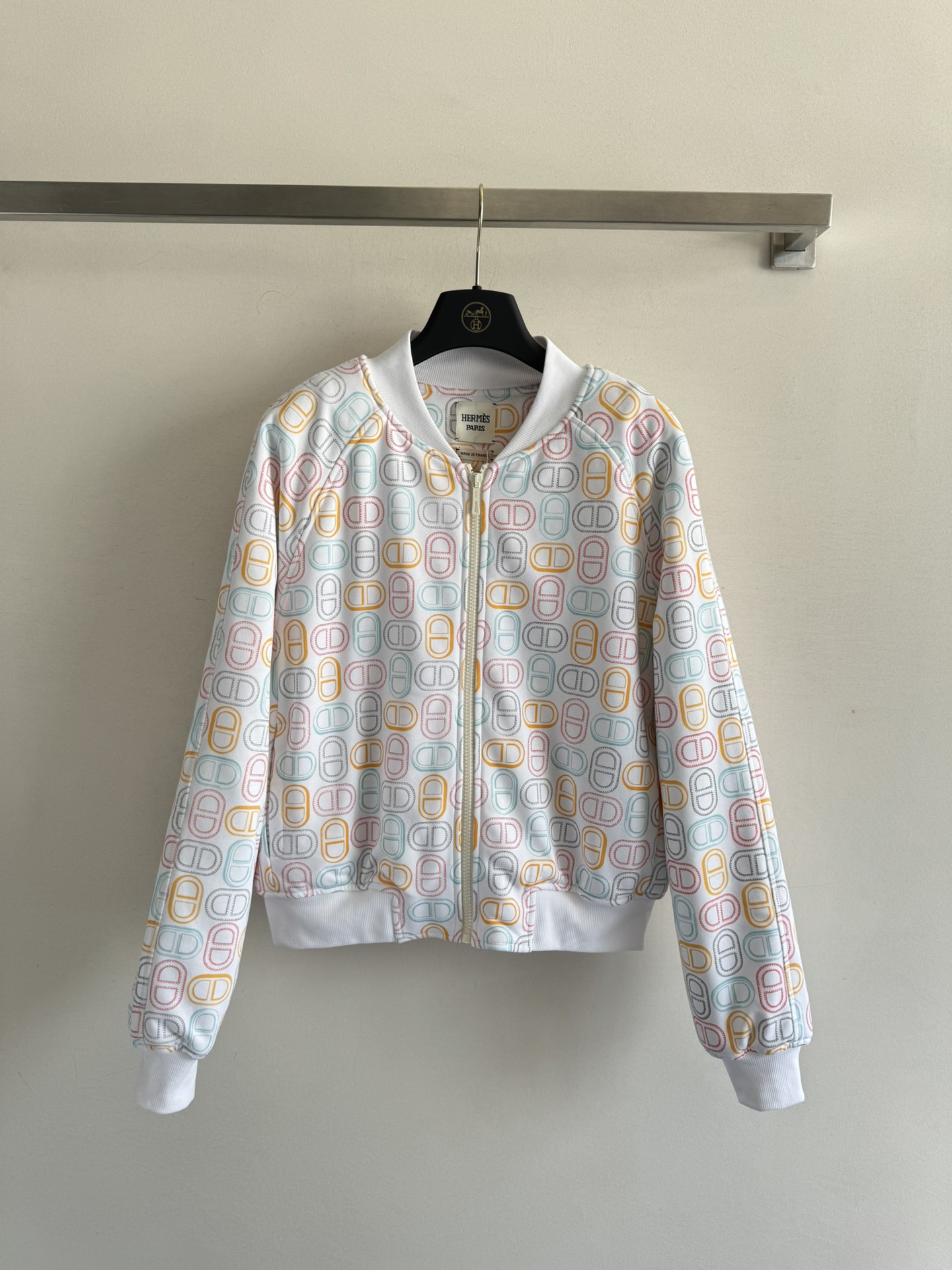 NO:455743,The regular cut of the new HERME*25FW jacket is not picky. The collar sleeves and bottom edges are decorated with solid color ribbed piping to enhance the style. The middle front closure is equipped with silicone zipper design and double-sided pocket design is convenient to create a delicate and fashionable look. SML-, hermes, jackets & coats, alexander wang19860909HERME*25FW新款夹克常规版型的剪裁不挑人 衣领袖口和底边都饰有纯色罗纹滚边设计 提升格调 中前襟配硅胶拉链设计双侧饰有口袋设计便捷很多打造精致时髦的造型SML-,,hermes,jackets & coats,alexander wang,Women's clothing