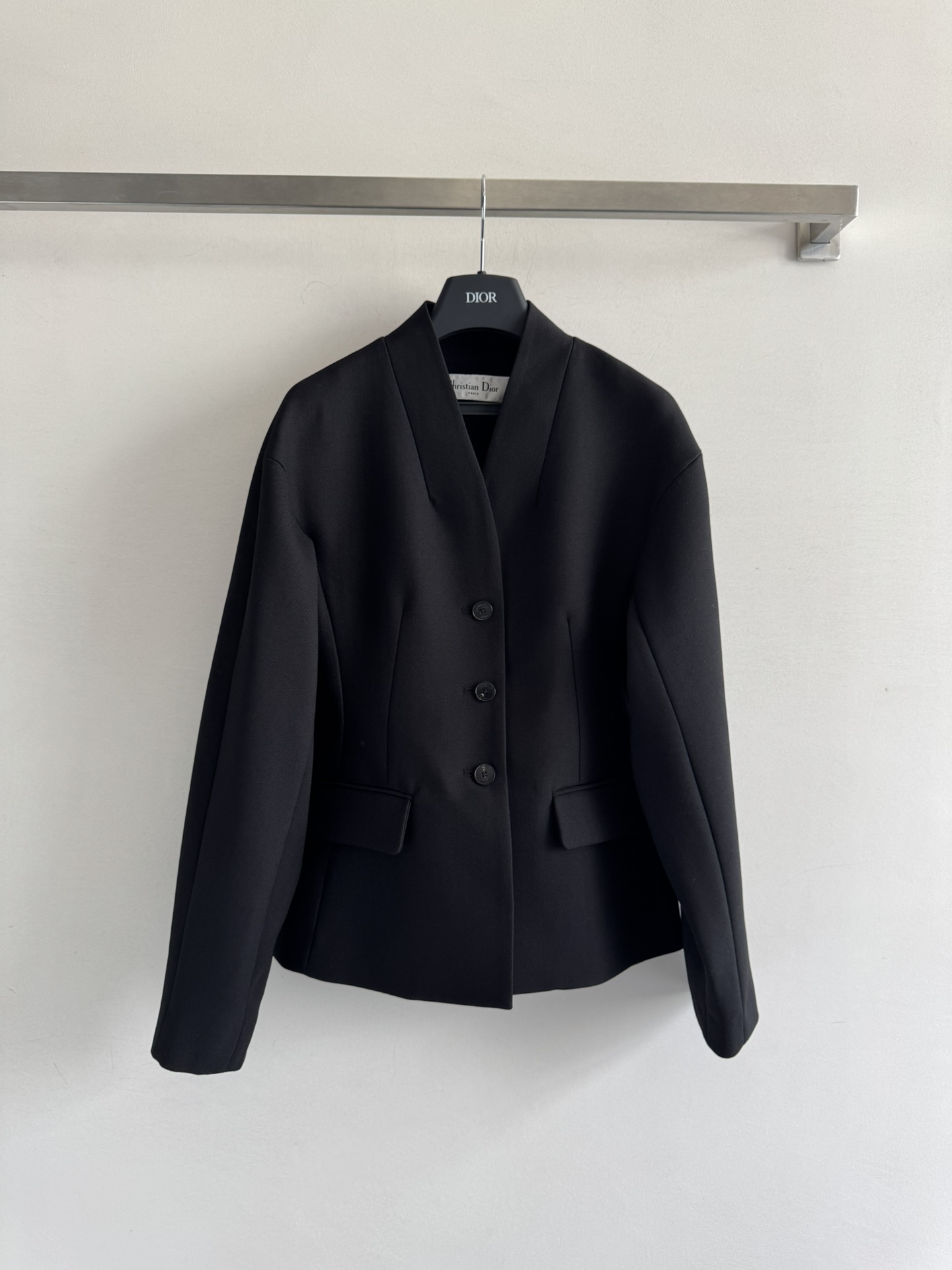 NO:455730,Dio*25FW new high-quality lapel-free jacket with a micro-silhouette three-dimensional cut is highly inclusive, lazy and relaxed, silk lining is smooth and skin-friendly and collarless, making the overall shape cleaner and neat. It is suitable for various occasions. The minimalist style design is elegant and high-end SML-,,dior, jackets & coats,real silk,alexander wang19860909Dio*25FW新款高品质无翻领外套微廓版型立体裁剪包容性强 慵懒松弛有度 真丝里衬顺滑亲肤无领设计让整体造型更加干净利落 适合多种场合极简主义的风格设计典雅又高级SML-,,dior,jackets & coats,real silk,alexander wang,Women's clothing