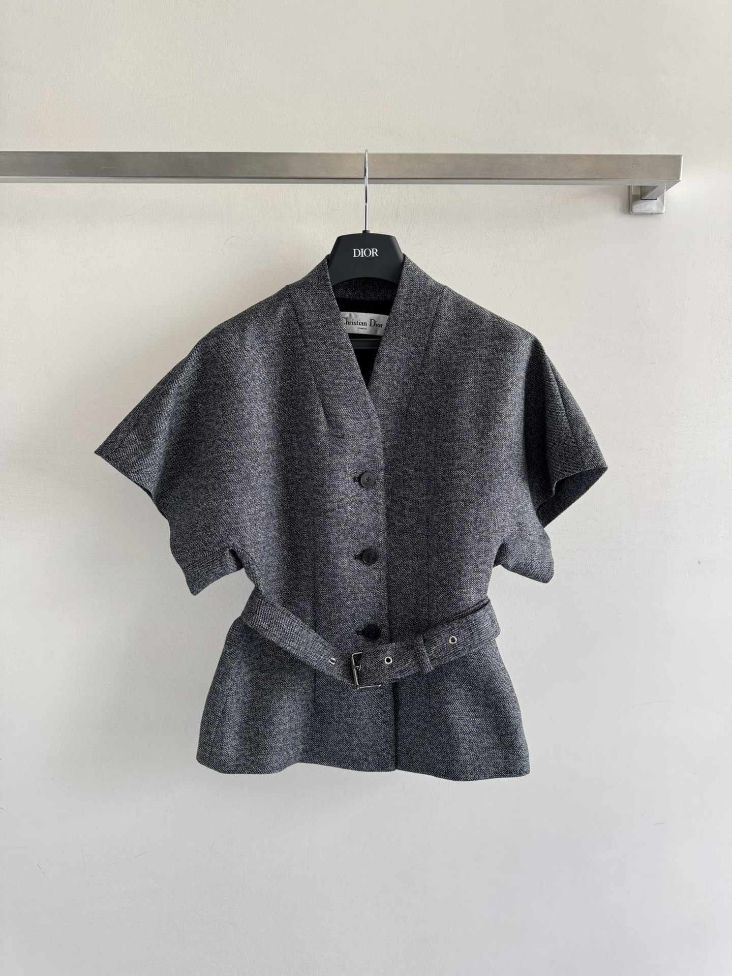 NO:455734,Dio*25FW new high-quality wool jacket with lapel-free high-end tailor-made three-dimensional tailoring!  Temperament and style soar directly. The high waist and the same fabric belt make the upper body create a golden body proportion!  You can feel its high-end charm with the upper body Monochrome SML-,,dior,jackets & coats,gold,alexander wang19860909Dio*25FW新款高品质羊毛外套无翻领高端量身定制般的立体剪裁！气质和格调直接飙升 高腰配同布次腰带,上身打造出黄金身材比例！上身就能感受到它的高级魅力单色SML-,,dior,jackets & coats,gold,alexander wang,Women's clothing