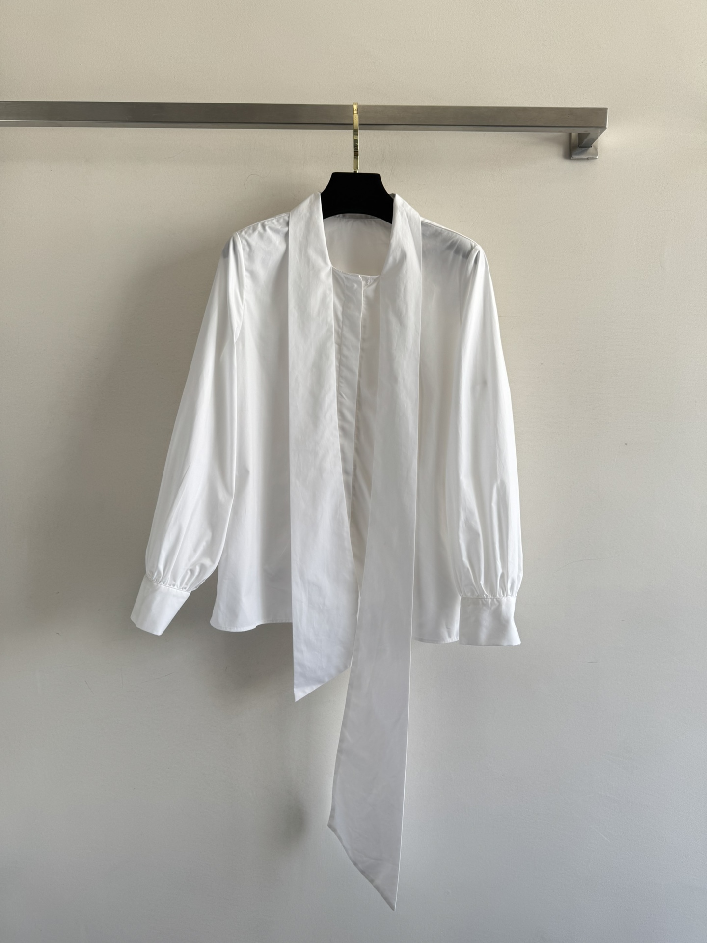 NO:456378,MaxMar*25FW new streamer shirt pure cotton fabric is soft and super breathable. The streamer on the chest is a 'style switch' - tied into a French bow, the sweetness is full of the streamer and wrap around the neck, and it can instantly grasp the cool temperament. The loose style hides the small flesh, and it can also show a good-looking shoulder and neck!  Solid color base is super versatile. Whether it is jeans or skirts, you can easily hold it when you go out on the street. The ribbons tied with bows and short skirts are sweet enough to bubbling; matched with straight pants, the ribbons around the neck become cool and elegant, SML, skirts, jeans, alexander wang19860909MaxMar*25FW新款飘带衬衣纯棉面料软乎乎超透气 胸前飘带是“风格开关”—绑成法式蝴蝶结,甜美感拉满飘带绕脖一圈,又能瞬间拿捏清冷气质,宽松版型藏小肉肉,还能显出好看肩颈！纯色基底超百搭,无论是牛仔裤还是半身裙,都能轻松hold住日常出街时,飘带绑蝴蝶结搭配短裙,甜到冒泡；搭直筒裤,绕脖飘带秒变清冷气质美人SML,,skirts,jeans,alexander wang,Women's clothing