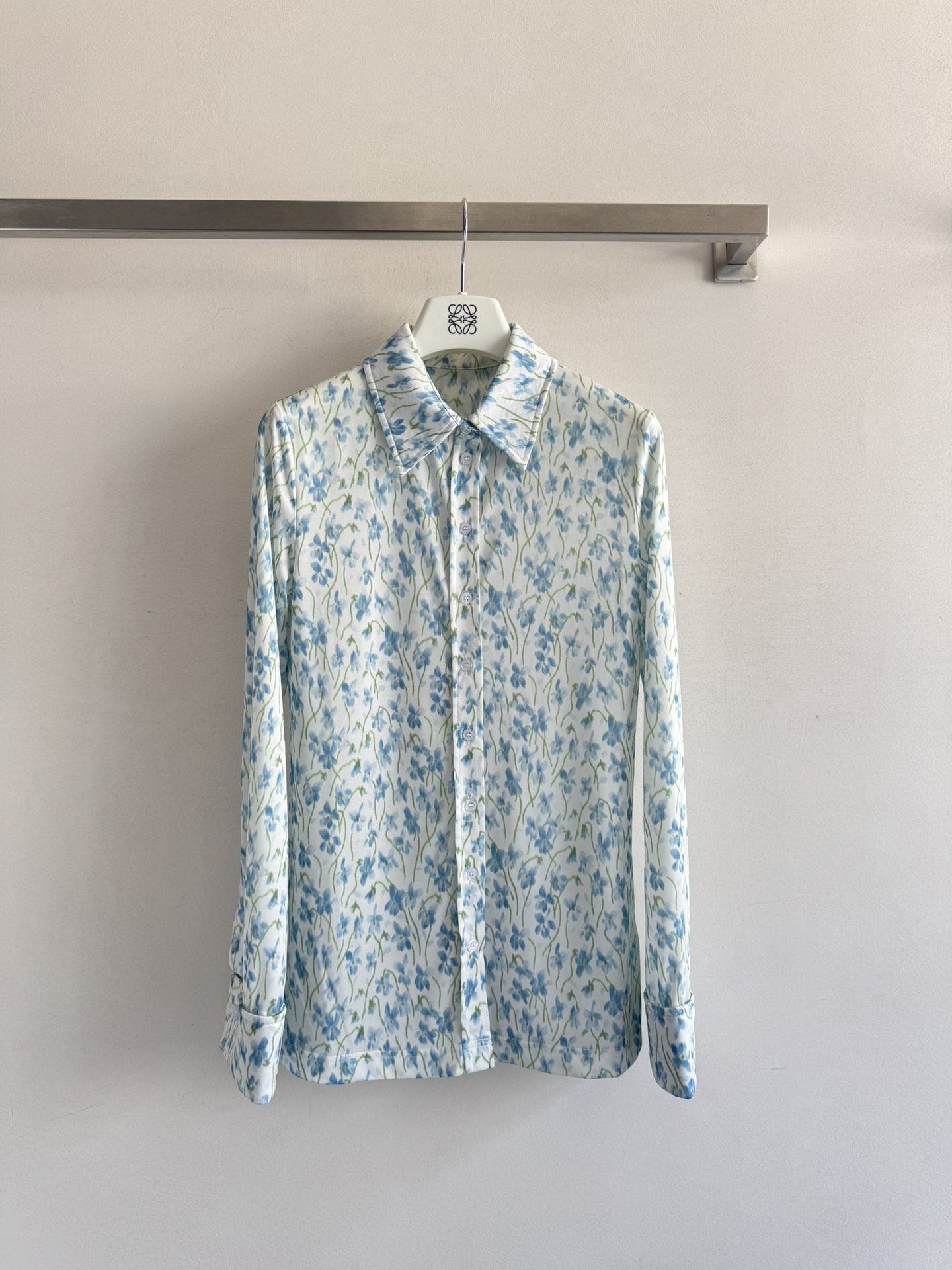 NO:456372,LOEW* early autumn floral long-sleeved shirt, custom fabric is light and soft, full of dreamy flowers, the ultimate romantic feeling brought by the age-reducing girl's outfit shows temperament and lady, light and elegant, putting romantic on the body SML, loewe, shirts, alexander wang19860909LOEW*早秋碎花长袖衬衫 定制面料轻薄柔软 布满梦幻花卉带来的极致浪漫感,減龄少女穿搭显气质淑女,轻盈优雅把浪漫穿上身SML,,loewe,shirts,alexander wang,Women's clothing