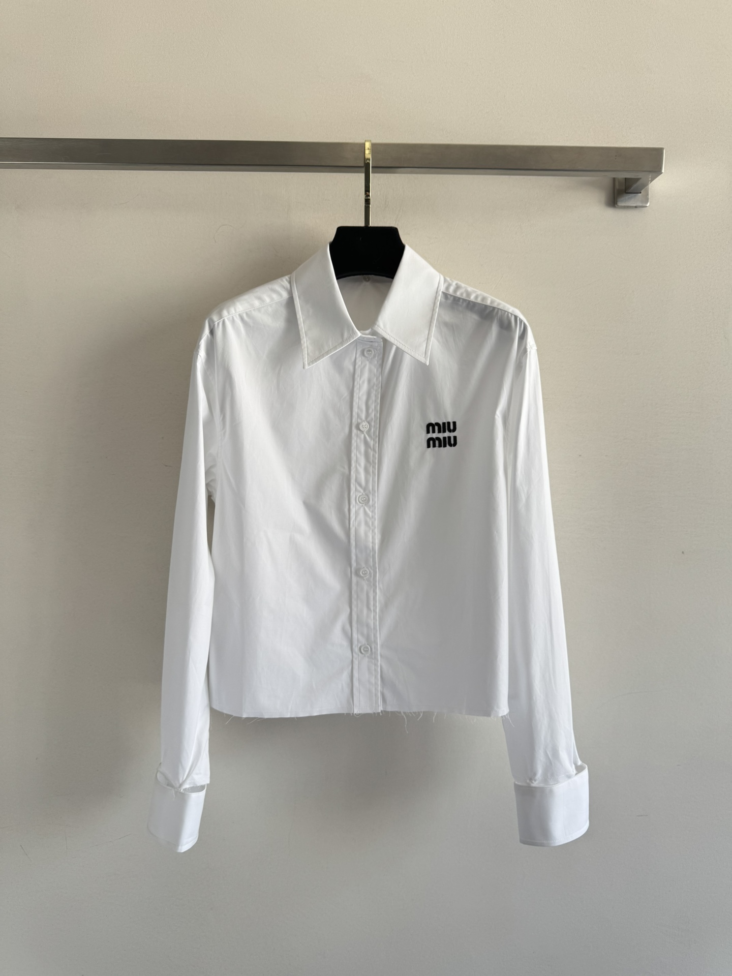 NO:456381,MiuMiu*25FW new shirt The design of this shirt is simply amazing!  The cute girl-style cuffs and neckline can be removed, making it easy to wear multiple clothes. If you want to be sweet, cute or handsome and stylish, it depends on your matching inspiration. The classic style is really super versatile. The short design can also lengthen the body proportions, allowing you to have long legs in an instant!  The embroidery logo is super exquisite, and the details show the quality. When worn on the body, whether it is to work or date, it can make you the focus of the crowd. SML-, miumiu, shirts, alexander wang19860909MiuMiu*25FW新款衬衫这款衬衫的设计简直绝了！可爱的少女风袖口和领口都可以拆卸,轻松实现一衣多穿.想要甜美可爱还是帅气有型全靠你的搭配灵感经典版型真的超级百搭 短款的设计还能拉长身材比例,让你瞬间拥有大长腿！刺绣logo超级精致,细节处彰显品质.穿在身上,无论是上班还是约会,都能让你成为人群中的焦点SML-,,miumiu,shirts,alexander wang,Women's clothing