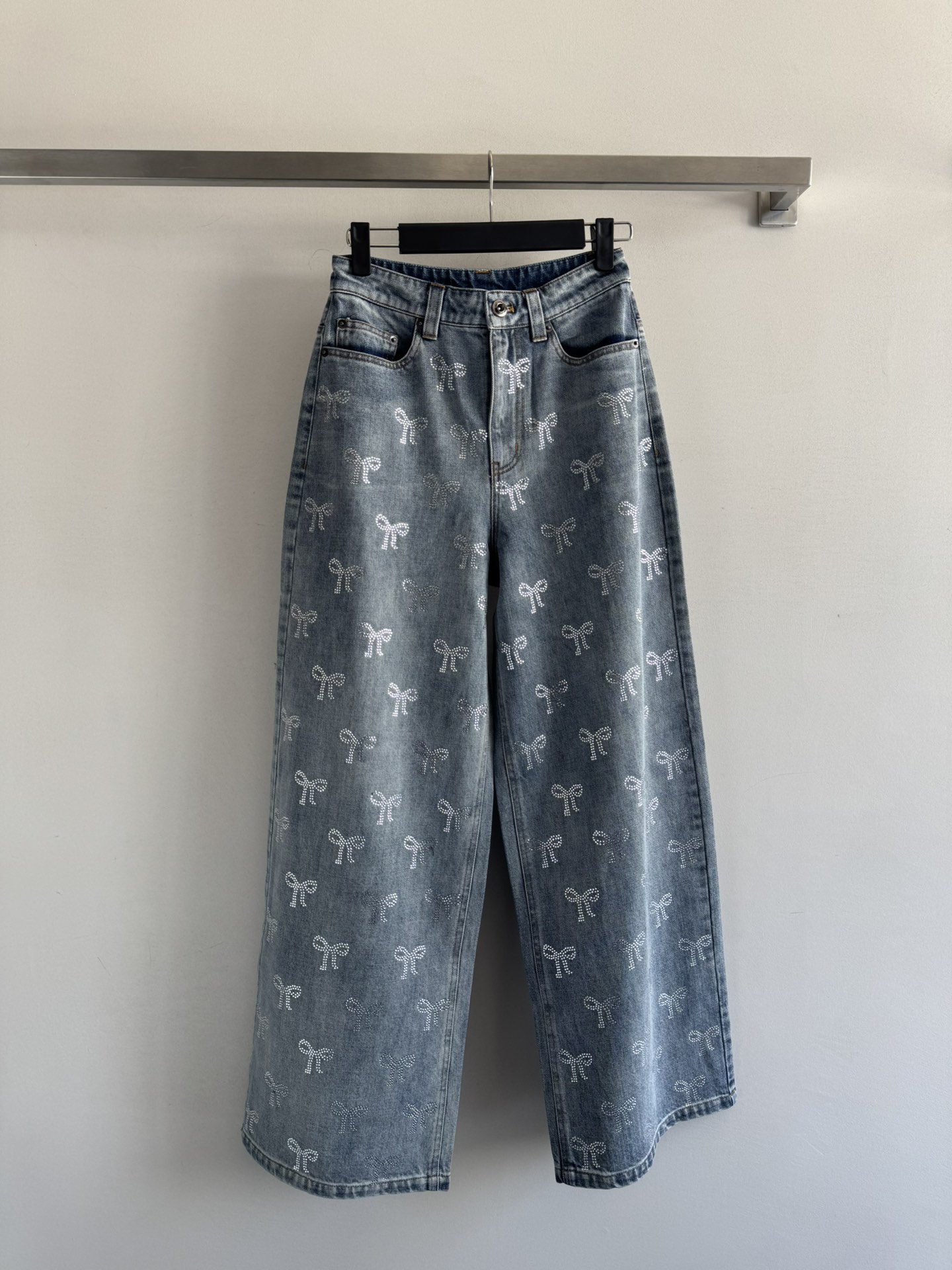 NO:456369,Self portrai*25 early autumn new style. The whole pair of bow-knit diamond jeans are covered with bow-knit diamonds. It is very heavy-worked and exquisite straight and loose style. The upper body is wide and stylish, slim and versatile. It is not picky about the figure. The imported denim fabric is super texture and matched with base shirts or small tops. It is fashionable and versatile!  SML, alexander wang19860909self portrai*25早秋新款 蝴蝶结烫钻牛仔长裤整条裤子布满蝴蝶结烫钻非常重工精致直筒宽松版型 上身挺阔有型巨显瘦百搭～不挑身材穿 进口牛仔面料质感超赞搭配打底衫或小上衣都绝绝子 时髦百搭款！SML,,alexander wang,Women's clothing