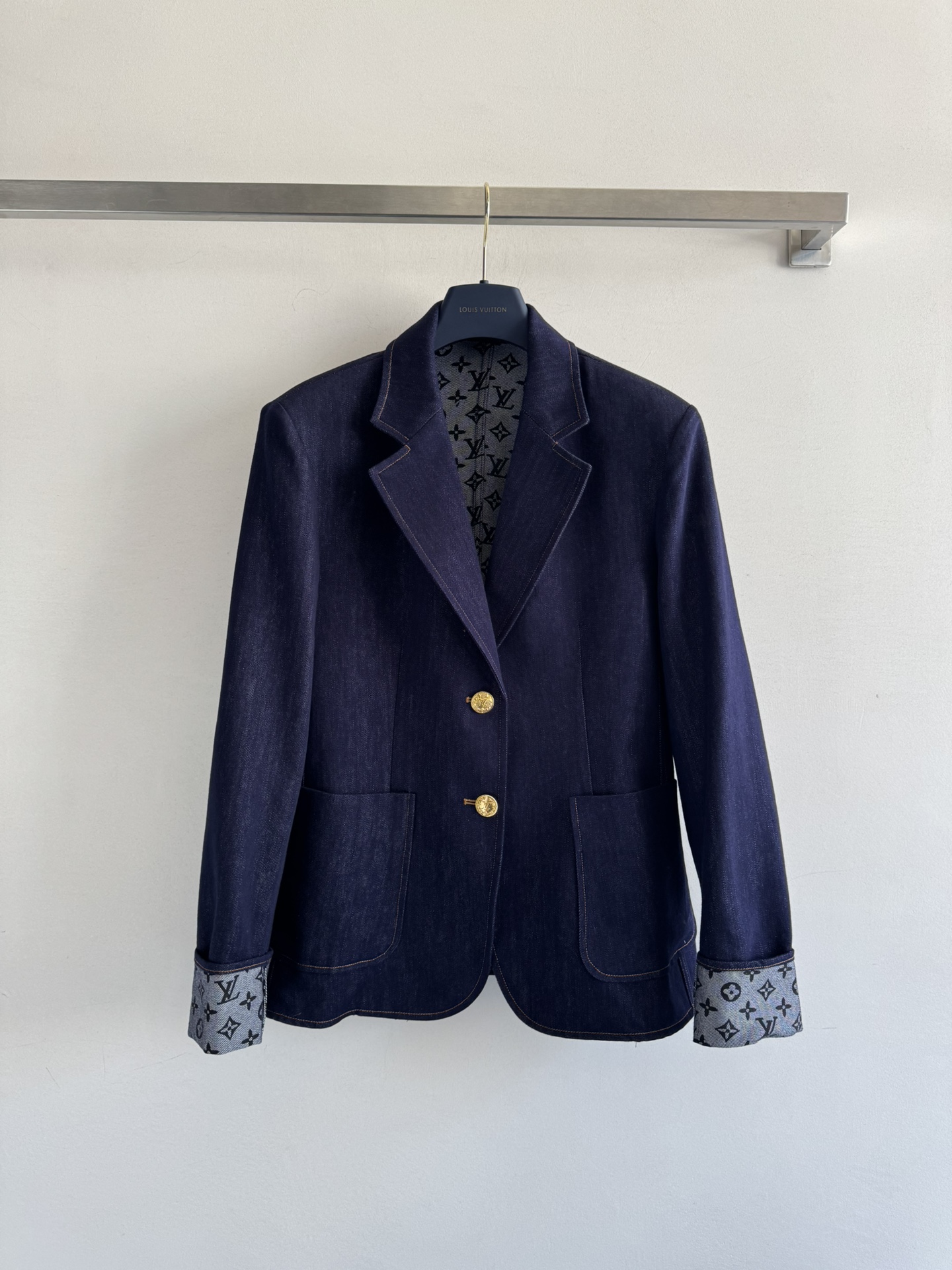 NO:456362,Louis Vuitto*25FW new old-fashioned denim jacket denim wash fabric. Personalized tone, the upper body is cool and cool. The inner custom-made jacquard texture is delicate and cotton-like. The temperamental suit design is fashionable and high-end, and the upper body is cool and handsome. The design is elegant and elegant!  Custom hardware with gold, pocket embellishment!  Three-dimensional, stylish and easy to control fashionable outfits!  Classic and fashionable, wear it and you are at the forefront of fashion girlSML, louis vuitton, jackets & coats, business suit, alexander wang19860909Louis Vuitto*25FW新款老花牛仔外套丹宁牛仔洗水面料 个性色调上身又酷又飒 内里定制提花纹理细腻 棉感自然 气质西装版型设计,上身时髦高级,又酷帅,设计收腰版型优雅大气！定制五金配金,口袋修饰点缀！立体有型轻松拿捏时髦穿搭！经典又不失时髦感,穿上它,你就是走在时尚前沿的girlSML,,louis vuitton,jackets & coats,business suit,alexander wang,Women's clothing