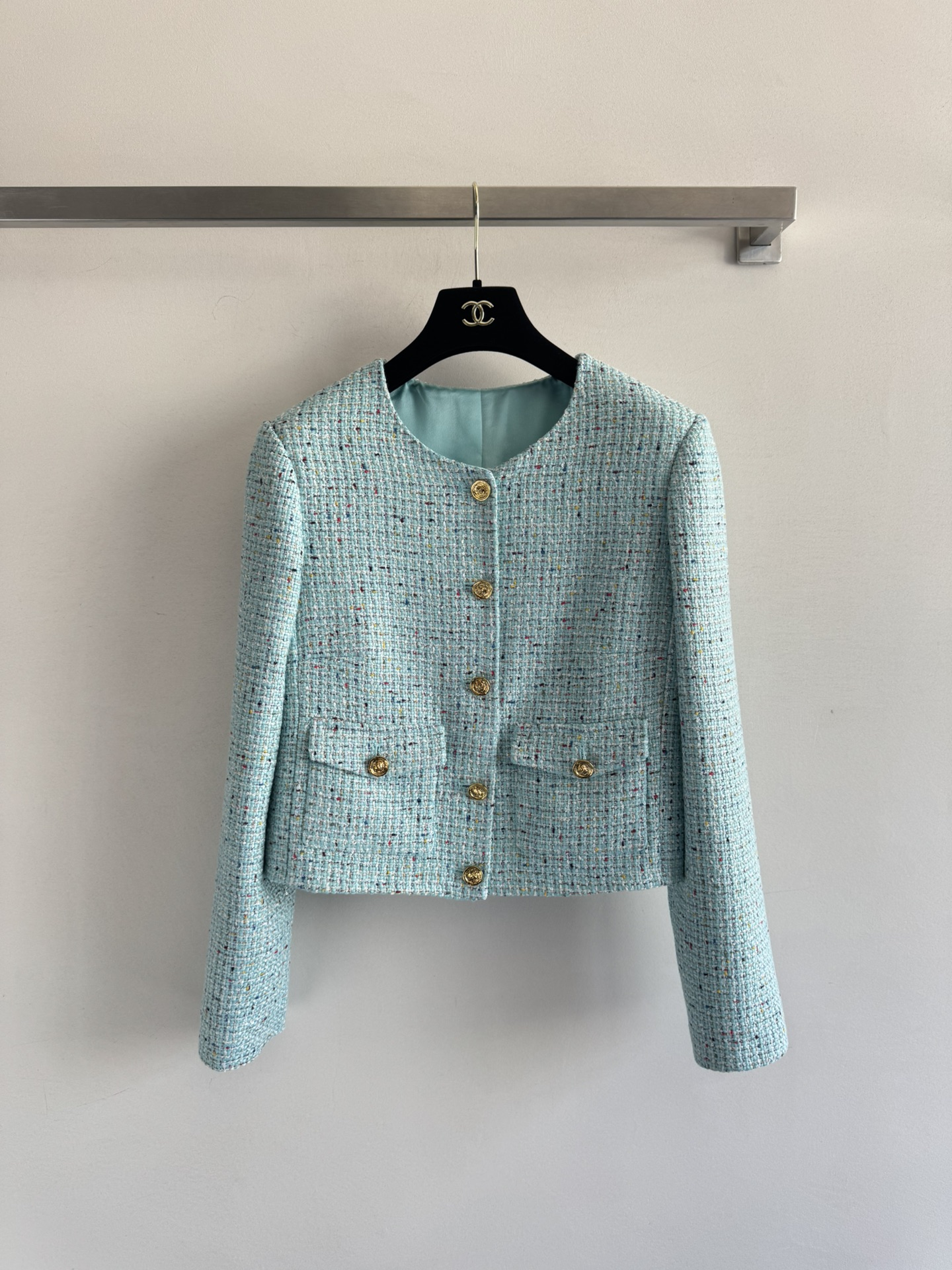 NO:456355,CHANE*25FW new model, high-end heavy industry sequin jacket, blue tweed woven fabric, comfortable and light on the upper body, high-end luxury classic H-style, matched with round neck, single-breasted design, double pockets on both sides, and retro lion head metal buckle, decorative color is very healing, making the upper body look very fashionable, elegant, retro temperament, also famous and beautiful!  SML8, chanel, jackets & coats,alexander wang19860909CHANE*25FW新款 高级重工亮片小香外套蓝色粗花呢编织面料上身舒适轻盈 高级奢华经典H版型 搭配圆领单排扣设计 两侧饰有双口袋配以复古狮子头金属扣装饰颜色很治愈显白上身显得非常时尚优雅复古气质又名媛美丽！SML8,,chanel,jackets & coats,alexander wang,Women's clothing