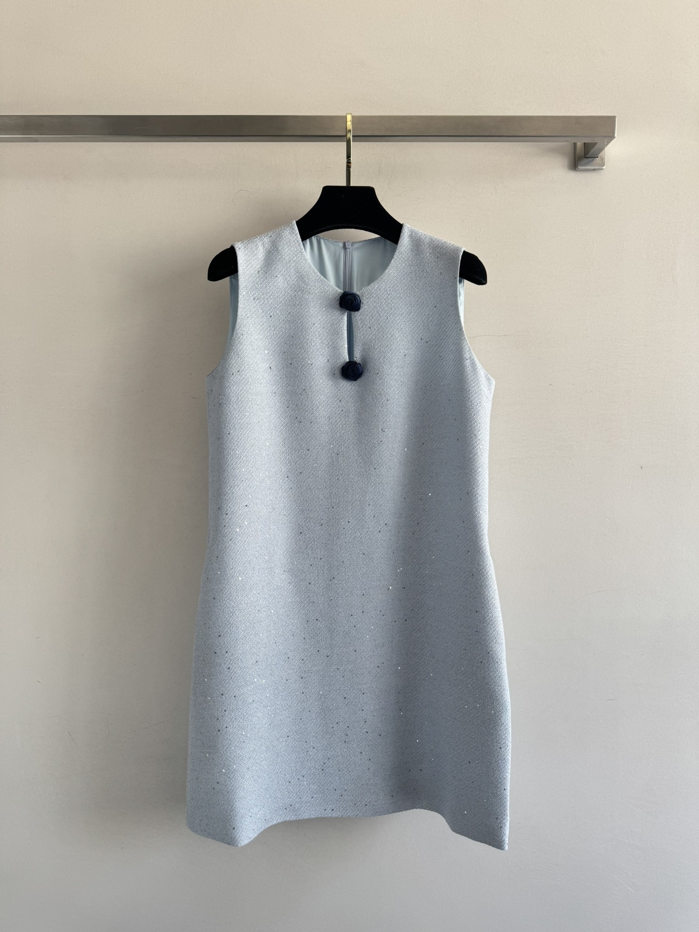 NO:456348,New 25FW high-end French small-flavored sleeveless dress, the most classic skirt, three-dimensional tailored simple H-shaped silhouette, small round neck sleeveless design, just right shoulder width and flesh-covered sleeve cage curve, comfortable and advanced Optimized head and shoulder ratio Elegant temperament Very friendly length~SML, skirts, alexander wang19860909新款25FW高级感法式小香风无袖连衣裙,最经典的裙型 立体剪裁简约的H型廓形,小圆领无袖的设计,恰到好处的肩宽和遮肉的袖笼弧度,舒适且高级 优化头肩比 优雅气质 长度十分友好～SML,,skirts,alexander wang,Women's clothing