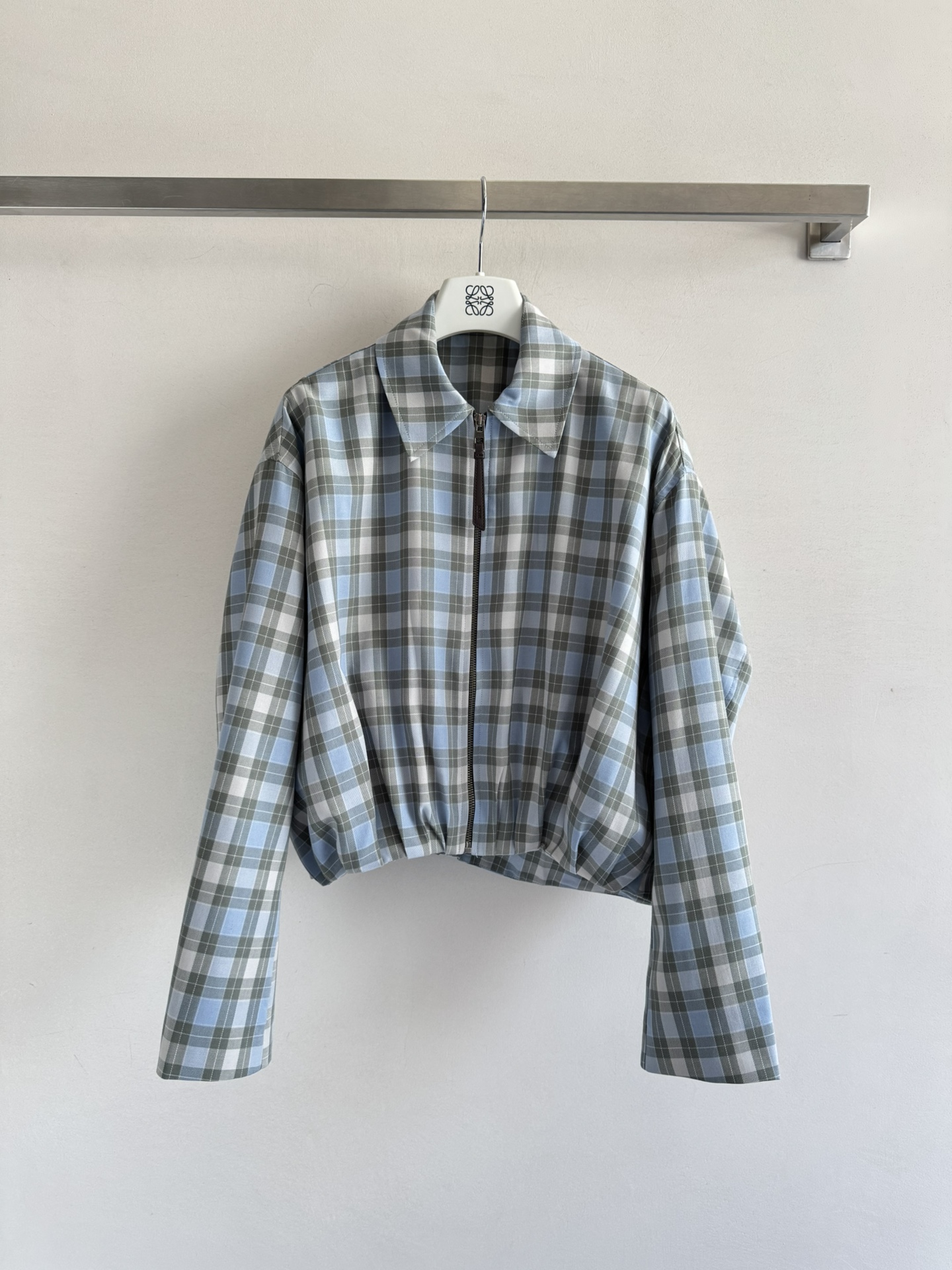 NO:456967,Loew*25FW new plaid jacket short fresh blue-green plaid shirt jacket is super sensual, zipper and loose silhouette, lazy and casual suddenly comes out, retro and white, Korean-style Korean-style slack feeling behind kink design + leather LOGO brand, carefully pulling it all over wide-leg pants, lazy and casual, short skirt is sweet and cool, wear multiple clothes, fresh and college style easy to control. No matter what shape a girl is, she can handle it perfectly. When wearing it and walking on the street, she is also a very high return rate. Loewe, skirts, jackets & coats, jackets & coats, shirts, alexander wang19860909Loew*25FW新款格子夹克短款清新蓝绿格子衬衫外套超有感觉,拉链和宽松廓形,慵懒随性一下子就出来了 复古又显白,韩里韩气的松弛感气背后扭结设计+皮质LOGO牌,小心机拉满搭阔腿裤慵懒随性、配短裙又甜又飒,一衣多穿 清新学院风轻松拿捏.不管是什么身材的女生,都能完美驾驭,穿上它走在街上,也是回头率很高的SML-,,loewe,skirts,jackets & coats,jackets & coats,shirts,alexander wang,Women's clothing