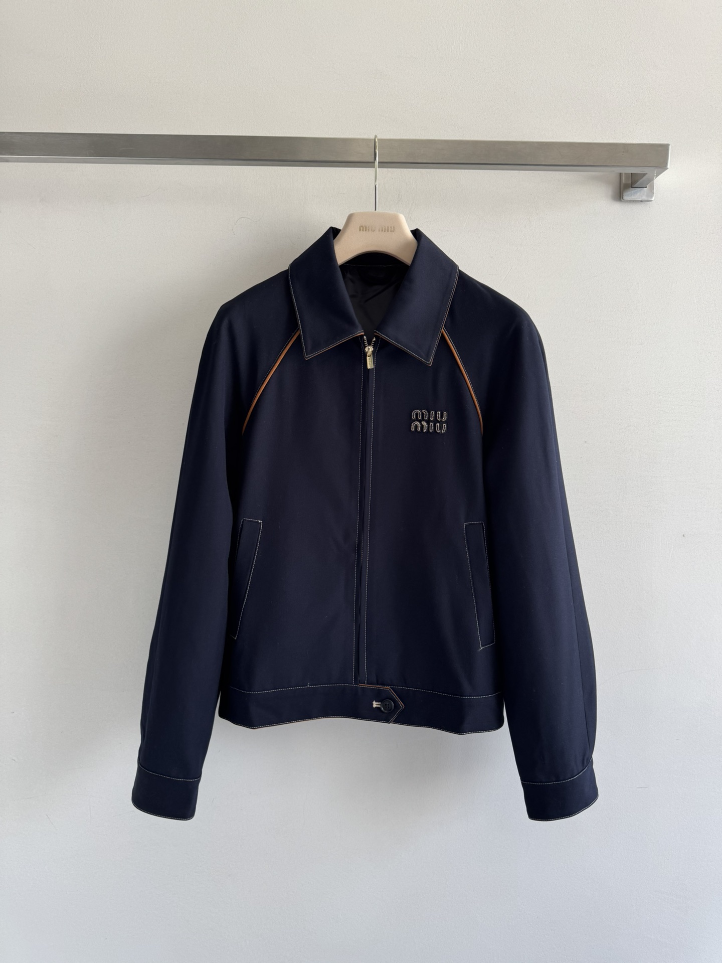 NO:456979,MiuMi*25FW new lapel jacket jacket iconic logo on the chest, the iconic LOGO letter logo design of miu miu's casual sporty style pilot jacket, simple, fashionable and versatile, neutral and loose style, showing slack and lazy, trendy and cool. It is recommended to match it with the same series of pleated skirts. A set of upper body is full of vitality, casual and easy to wear, strong color, high-end texture, and awesome style. A set of recommended!  SML8, miumiu, skirts, jackets & coats, jackets & coats, alexander wang19860909MiuMi*25FW新款翻领夹克外套胸前标志性LOGO字母徽标设计,miu里miu气的休闲运动风飞行员夹克外套,简约时髦百搭,中性宽松版型 ,尽显松弛慵懒,又潮又酷 ,推荐搭配同系列百褶半裙,一套上身活力十足 随性自在 可穿性贼强,色系高级 质感满满 版型超赞一套推荐！SML8,,miumiu,skirts,jackets & coats,jackets & coats,alexander wang,Women's clothing