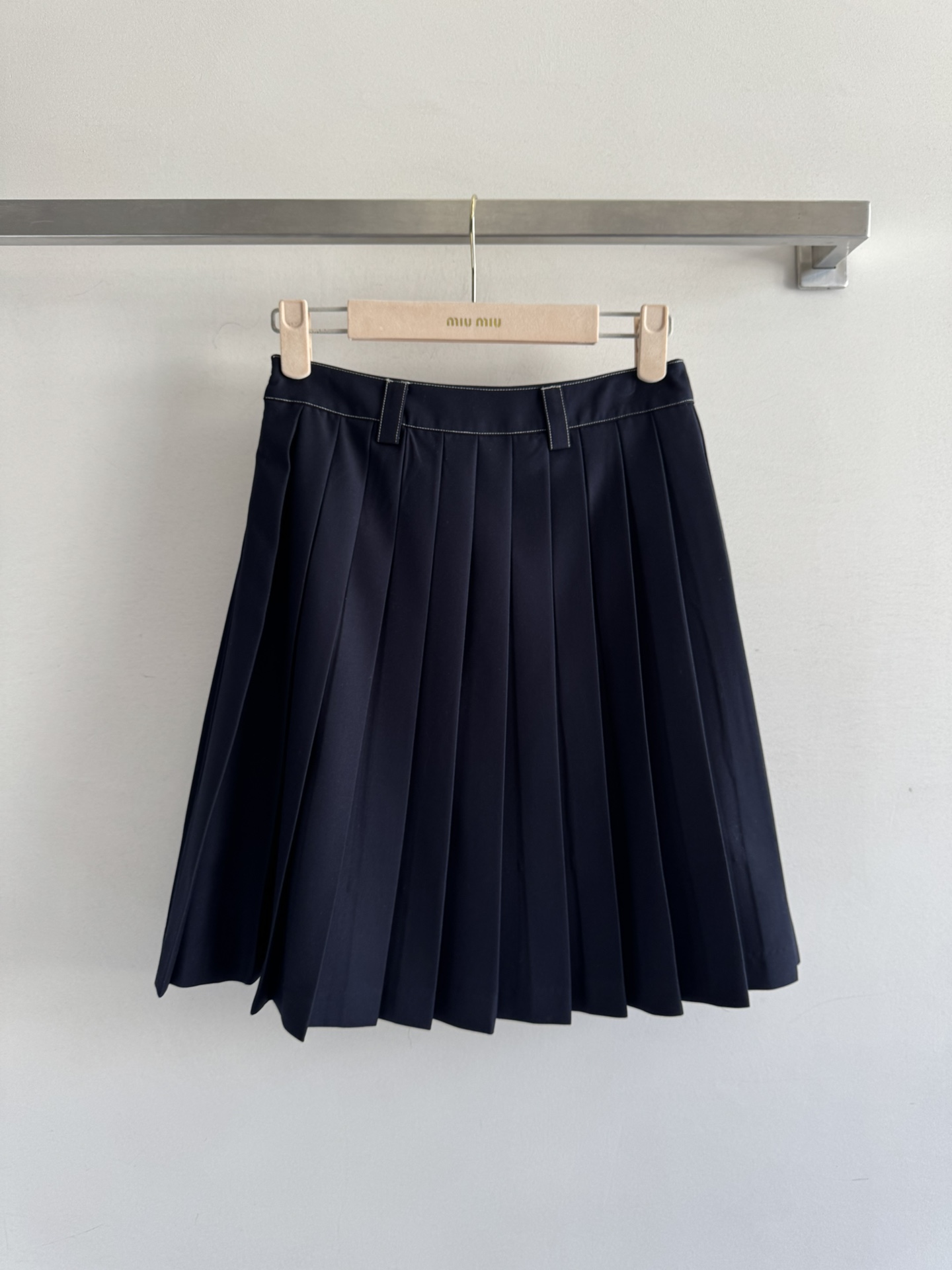 NO:456989,MiuMi*25FW new pleated skirt waist line design, which is inclusive and easy to wear classic brand letter logo embellishment, low-key and luxurious upper body to easily create temperament and literature. College-style girls are simple, versatile and easy to control. It is recommended to match them with series jackets!  A super fashionable outfit!  SML-,,miumiu,skirts,jackets & coats,alexander wang19860909MiuMi*25FW新款百褶半身裙腰头车线设计,即包容又好穿经典品牌字母徽标点缀,低调奢华上身轻松打造气质文艺 学院风少女简约百搭轻松驾驭,推荐与系列外套搭配！一套穿超时尚潮流！SML-,,miumiu,skirts,jackets & coats,alexander wang,Women's clothing