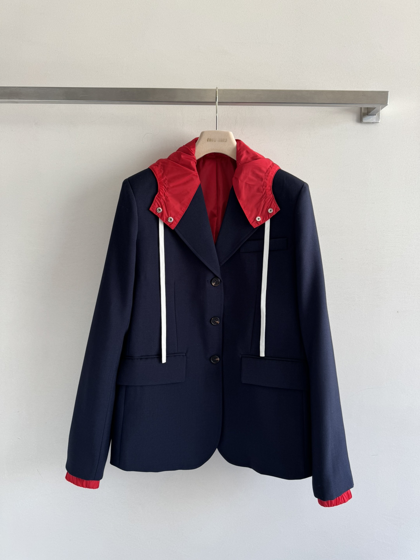 NO:456958,MiuMi*25FW new model, fake two-piece hooded suit jacket, with red elements contrasting design, fashionable and full of recognition, regular style, crisp and neat, creating a sense of paper, the upper body reduces age and has a small personality, versatile and relaxing sense, layered outfit with a fashionable academy style, customized wool blend, the style is super good and textured, highly recommended SML-,,miumiu, jackets & coats,hats,alexander wang19860909MiuMi*25FW新款 假两件连帽西服外套 采用红色元素撞色设计 时髦感拉满增添辨识度常规版型 挺括利落 打造纸片人既视感 上身减龄又有小个性 百搭松弛感 叠穿搭配时尚学院风 面料定制羊毛混纺 版型超好很有质感 超推荐SML-,,miumiu,jackets & coats,hats,alexander wang,Women's clothing