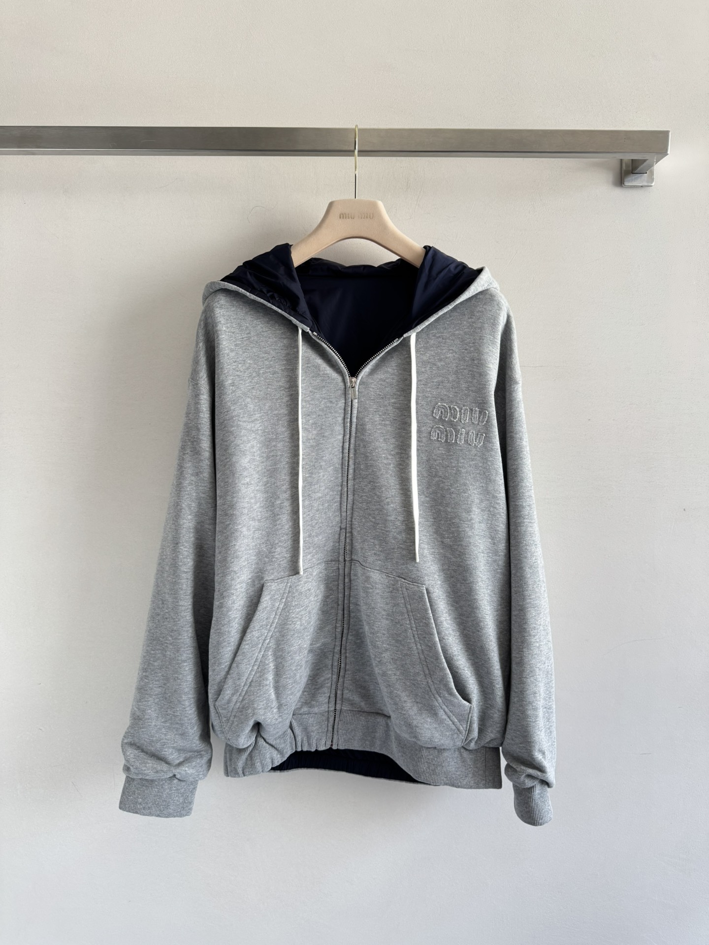 NO:456962,MiuMi*25FW new two-sided hooded sweatshirt with double-sided design, the combination of hidden blue nylon grey sweatshirts is superb. The two-sided wear is very practical. The slightly Oversized silhouette is capable, neat and fashionable. It looks good for boys and girls to wear~ Recommended daily outfits SML-,,miumiu,versace,hoodie,sweatshirts,hats,alexander wang19860909MiuMi*25FW新款两面穿连帽卫衣双面设计藏蓝尼龙合灰色卫衣的结合超赞 两面穿非常实用 微微Oversized 的廓形,干练利落时髦有致 男生女生穿都很好看～ 日常穿搭推荐款 SML-,,miumiu,versace,hoodie,sweatshirts,hats,alexander wang,Women's clothing