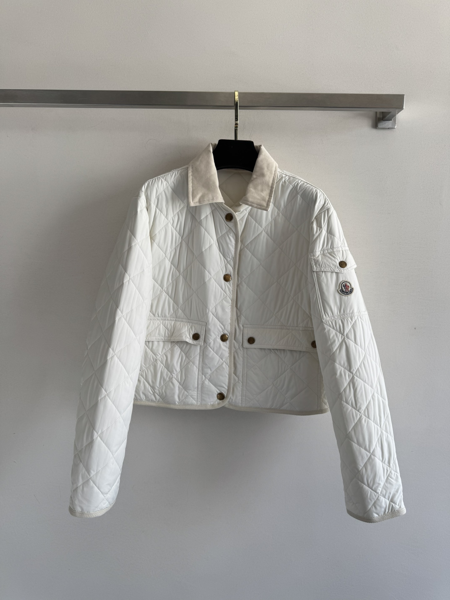 NO:456977,Moncle*25FW new lapel cotton jacket lapel contrasting color design, comfortable upper body and not bloated, logo metal buckle embellishment, fine edging treatment, strong sense of detail, regular style does not pick the body outfit, perfectly showing classic and versatile whether it is matched with skirts or jeans, it can be easily controlled, adding a hint of British style to the autumn look, cool and cool SML, skirts, jeans, jackets & coats, alexander wang19860909Moncle*25FW新款翻领棉服夹克翻领撞色设计 上身舒适又不臃肿,logo金属扣点缀 精细包边处理,细节感很强常规版型不挑身材穿搭,完美展现经典又百搭无论是搭配裙子还是牛仔裤,都能轻松驾驭,给秋天造型增添一丝英伦风,又酷又飒SML,,skirts,jeans,jackets & coats,alexander wang,Women's clothing