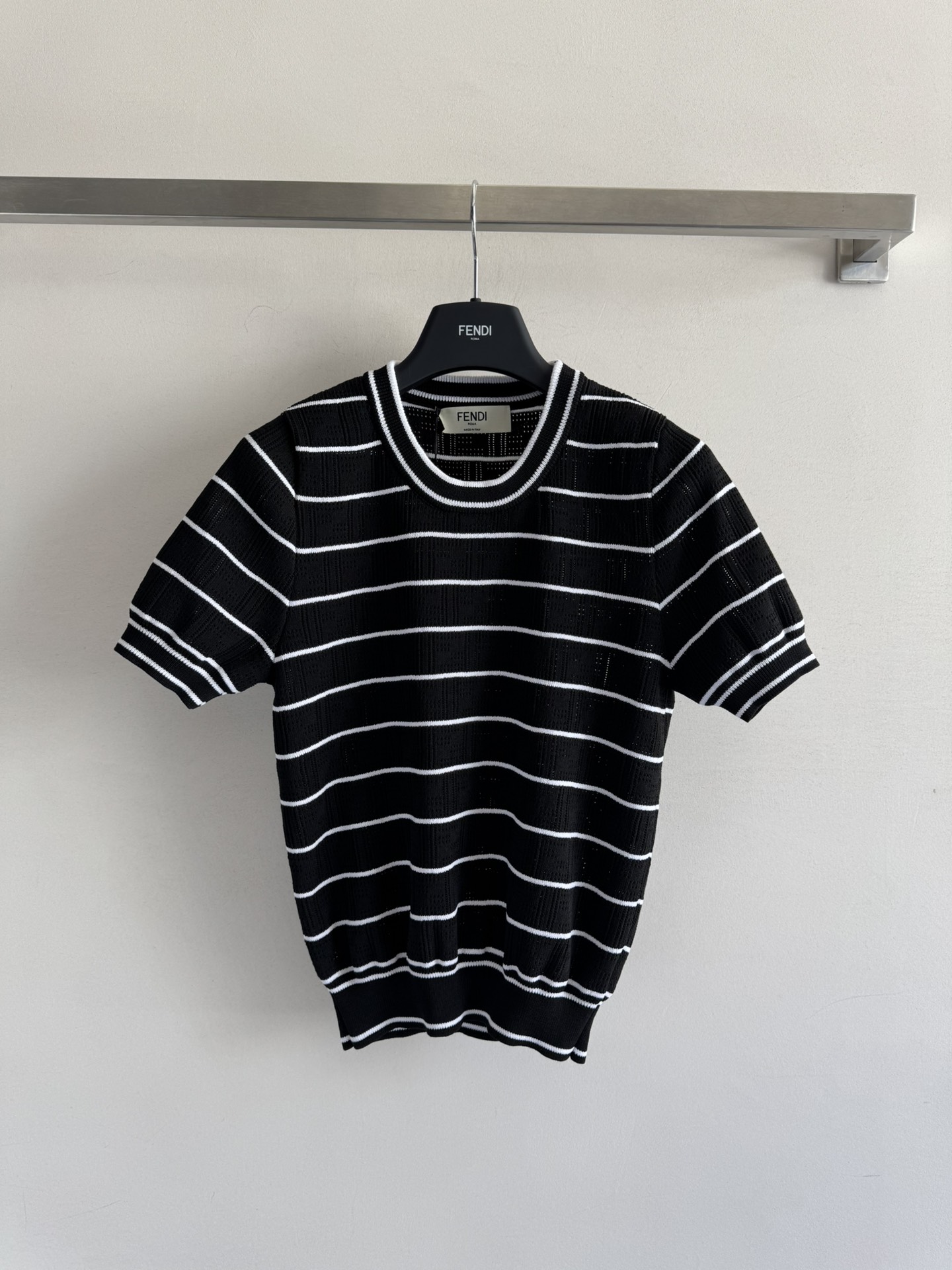 NO:456987,FEND*25FW new short-sleeved sweater horizontal strips contrasting colors, double F jacquard design is high-end. The round neck is simple and versatile, with a soft and comfortable texture. It looks gentle and elegant whether it is worn inside or alone. The regular version is free and unrestrained, and can be worn on daily commuting!  3 colors SML, fendi, T-shirt, alexander wang19860909FEND*25FW新款短袖针织衫横条撞色通体双F提花设计高级 圆领简洁百搭,质感柔软舒适,不管内搭还是单穿都显温柔气质 常规版型上身自在无束缚,日常通勤都可穿！3色SML,,fendi,T-shirt,alexander wang,Women's clothing