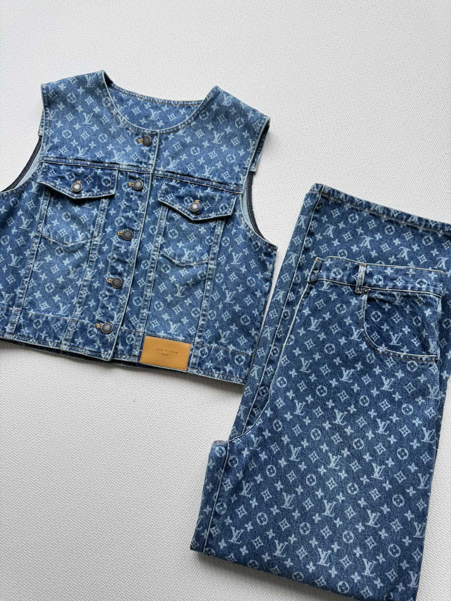NO:457619,Louis Vuitto*25FW series new round neck jacquard denim vest, full of logo pattern jacquard craftsmanship, three-dimensional tailoring H-style, top body looks tall and fashionable, full of texture ~ a must-have high-end item for white and rich beauty!  SML, louis vuitton,alexander wang19860909Louis Vuitto*25FW系列新款 圆领提花牛仔马甲 布满logo图案提花工艺 立体剪裁H版型 上身显高挑时髦 质感满满～白富美必备高级单品！SML,,louis vuitton,alexander wang,Women's clothing