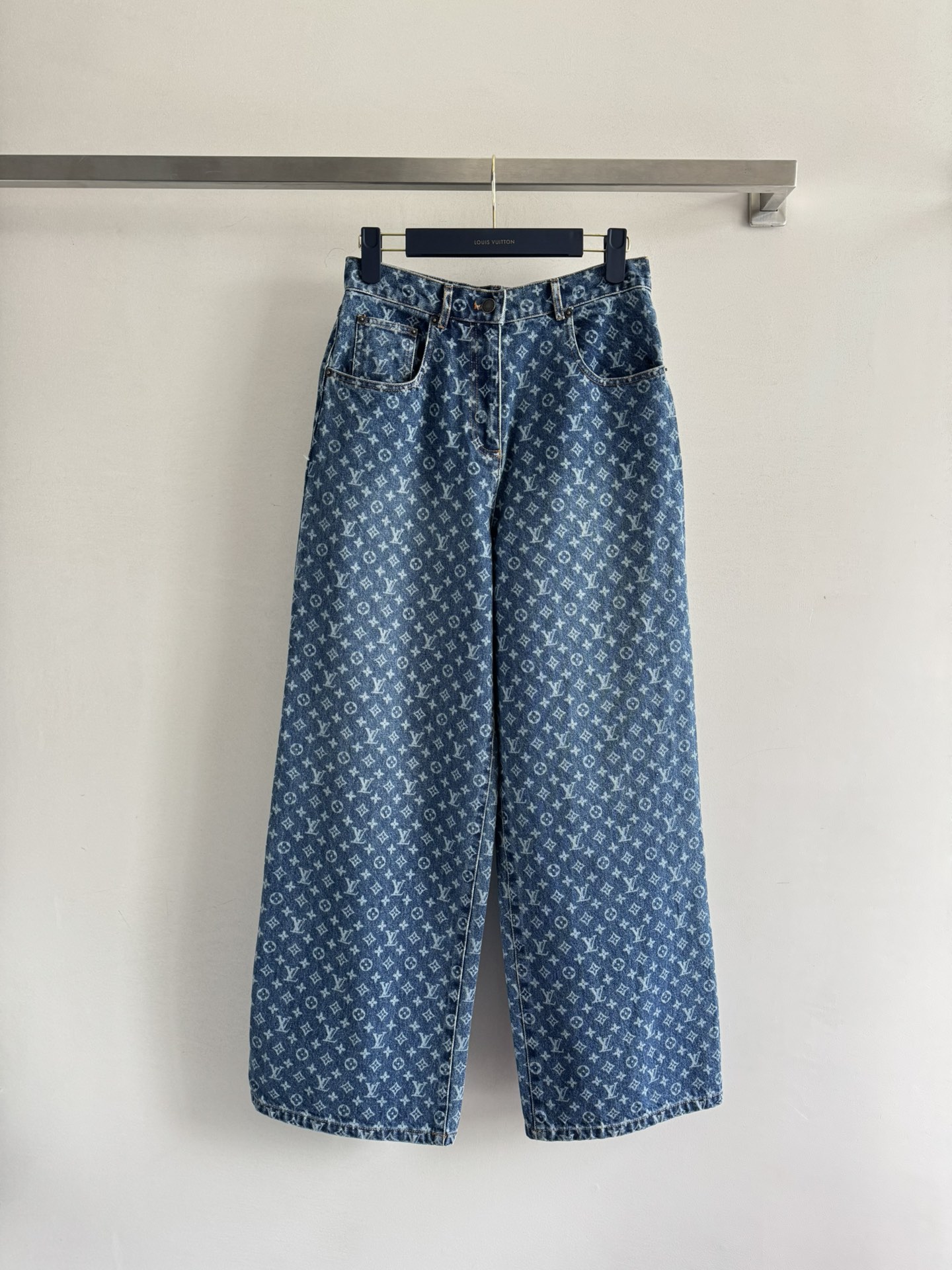 NO:457627,Louis Vuitto*25FW series new jacquard denim trousers, covered with logo patterns, jacquard craftsmanship, three-dimensional tailoring, clean and neat, tall and fashionable, versatile and easy to control, full of texture~ A must-have high-end item for white and rich beauty!  SML8, louis vuitton,alexander wang19860909Louis Vuitto*25FW系列新款提花牛仔长裤 布满logo图案提花工艺 立体剪裁 干净利落 上身显高挑时髦 百搭好驾驭质感满满～白富美必备高级单品！SML8,,louis vuitton,alexander wang,Women's clothing