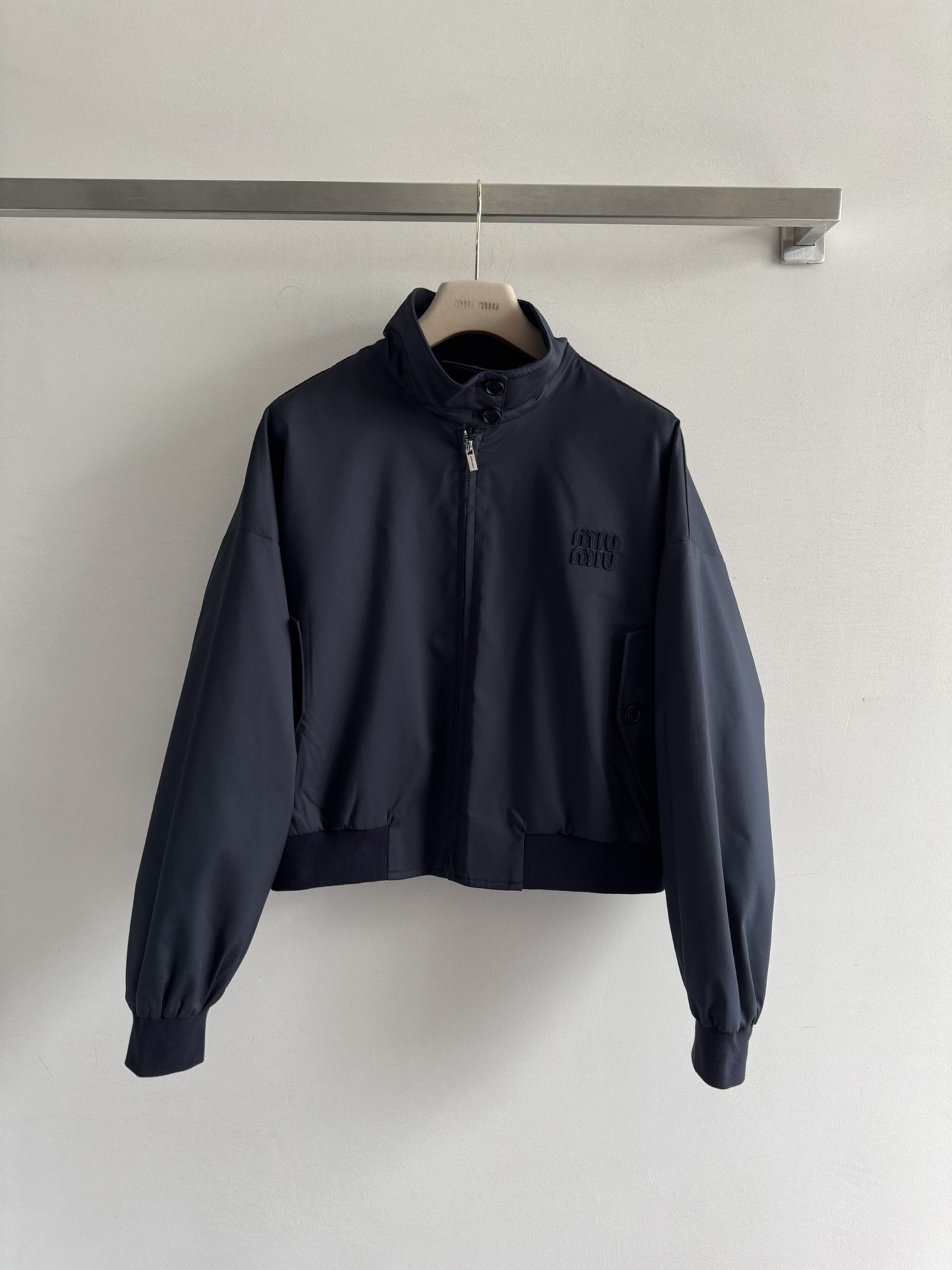 NO:457609,MIUMI*25 early autumn new style stand-up collar zipper jacket, just right length, the upper body shows a high and elongated proportion. The hem and cuffs are elastic, and the inner contrasting green plaid embellishes add small ideas to the outfit!  Easily create a miu-style dressing style for girls!  Simple and fashionable versatile SML8, miumiu, jackets & coats, jackets & coats, alexander wang19860909MIUMI*25早秋新款 立领拉链夹克外套,恰到好处的长度上身显高拉长比例～下摆和袖口采用松紧设计,内里撞色绿格纹点缀 为穿搭增添小巧思！轻松打造miu系女孩穿搭风格！简约时尚百搭SML8,,miumiu,jackets & coats,jackets & coats,alexander wang,Women's clothing