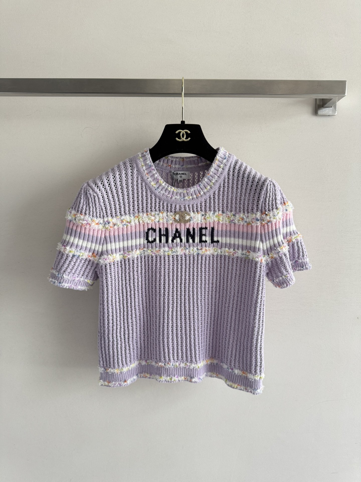 NO:458532,CHANE*25FW new model, short knitted sweater contrast striped design, round neck simple and fashionable, both age-reducing and versatile. The fit short design highlights the slim waist, making the overall cut of the figure smooth ~ everyday versatile!  Three colors SML-, chanel,alexander wang19860909CHANE*25FW新款 小短款针织衫撞色条纹设计 圆领简约时尚 既减龄又百搭 合身的短款设计 凸显出小蛮腰 显得身材比例整体剪裁流畅～日常百搭好驾驭！三个色SML-,,chanel,alexander wang,Women's clothing