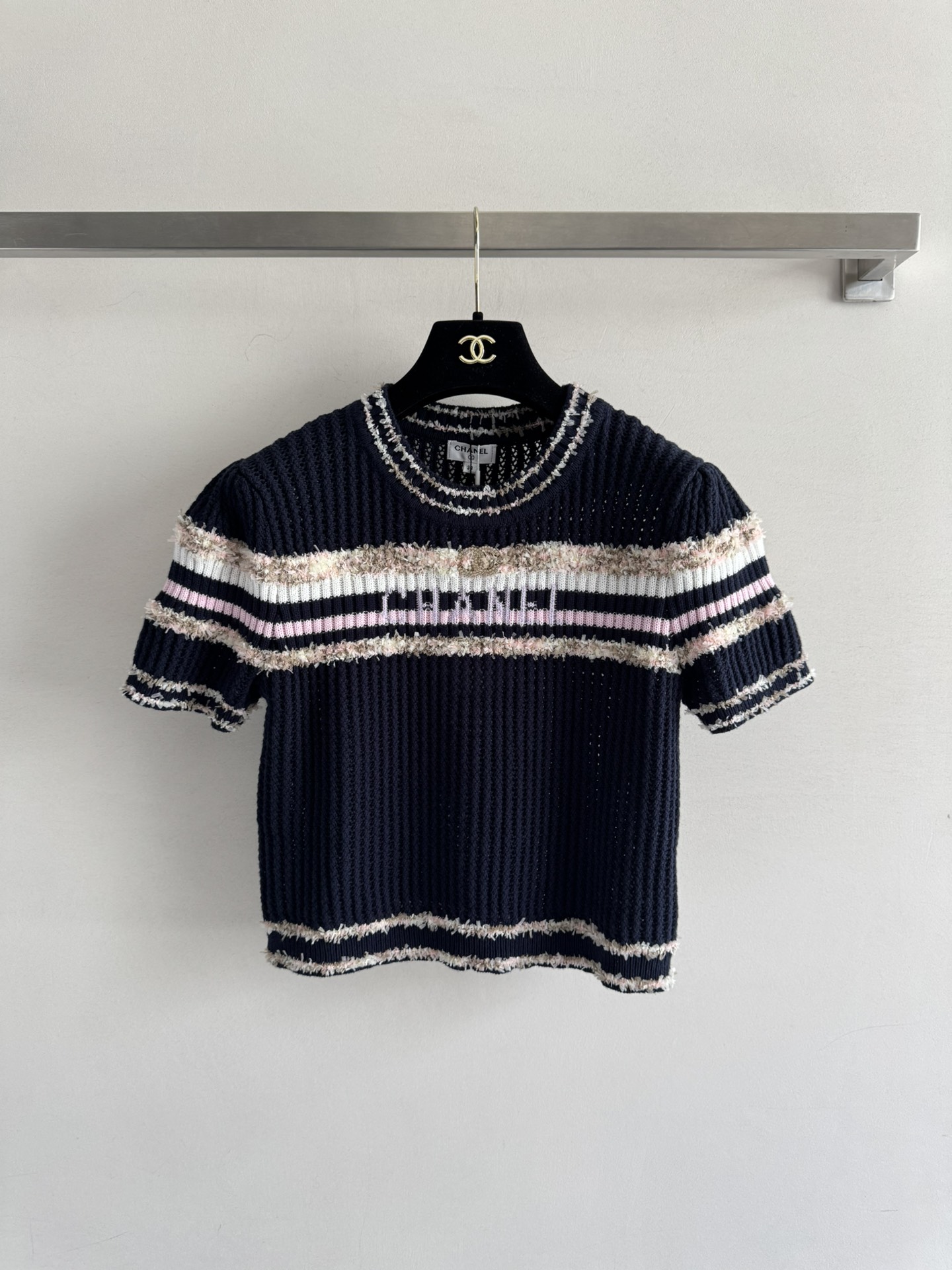 NO:458537,CHANE*25FW new model, short knitted sweater contrast striped design, round neck simple and fashionable, both age-reducing and versatile. The fit short design highlights the slim waist, making the overall cut of the figure smooth ~ everyday versatile!  Three colors SML, chanel, alexander wang19860909CHANE*25FW新款 小短款针织衫撞色条纹设计 圆领简约时尚 既减龄又百搭 合身的短款设计 凸显出小蛮腰 显得身材比例整体剪裁流畅～日常百搭好驾驭！三个色SML,,chanel,alexander wang,Women's clothing