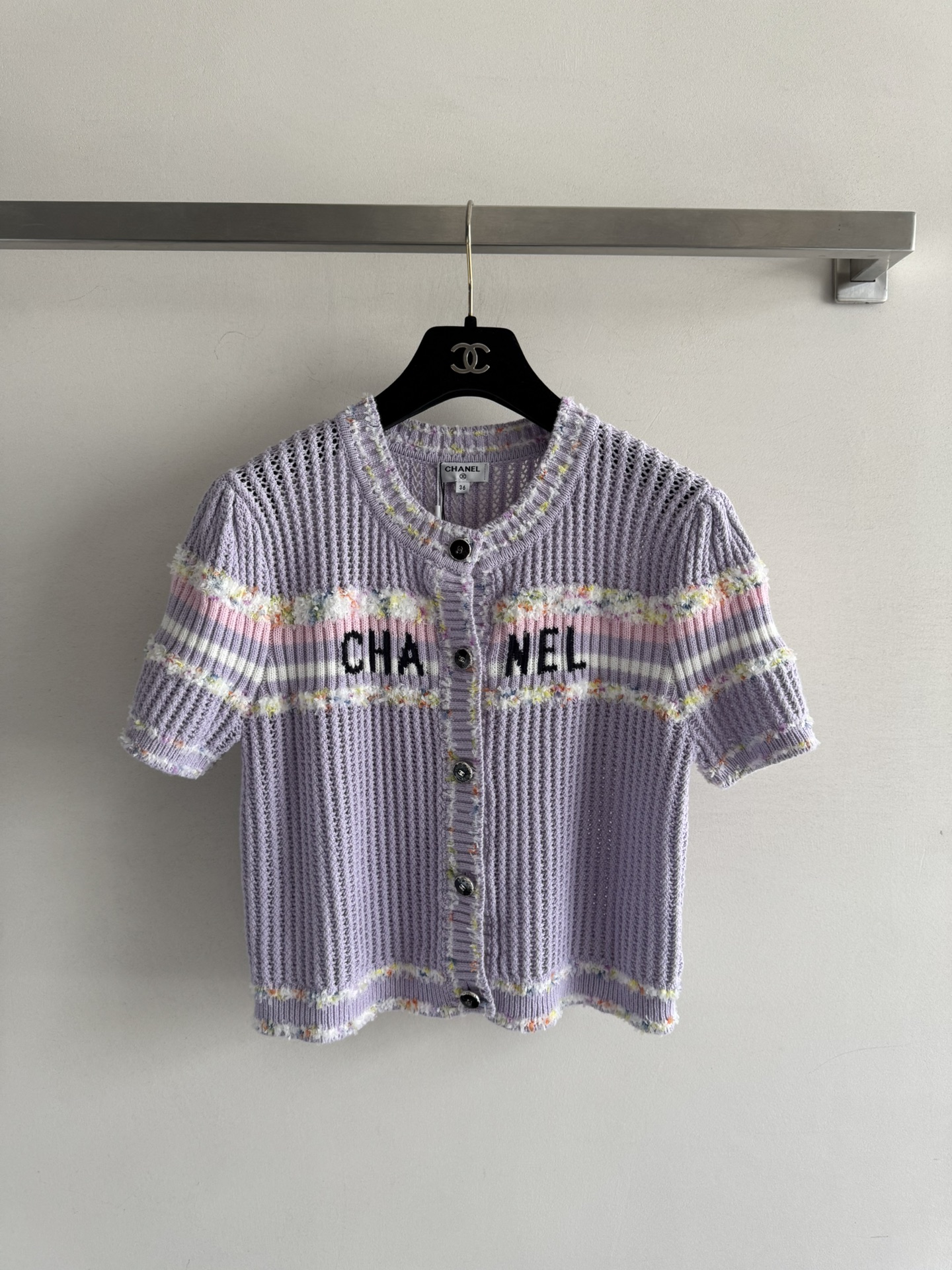 NO:458545,CHANE*25FW's new short cardigan contrasting striped design, round neck is simple and fashionable, both age-reducing and versatile. The fit short design highlights the slim waist, making the overall cut of the figure smooth ~ everyday versatile!  Three colors SML-, chanel,alexander wang19860909CHANE*25FW新款短款小开衫撞色条纹设计 圆领简约时尚 既减龄又百搭 合身的短款设计 凸显出小蛮腰 显得身材比例整体剪裁流畅～日常百搭好驾驭！三个色SML-,,chanel,alexander wang,Women's clothing