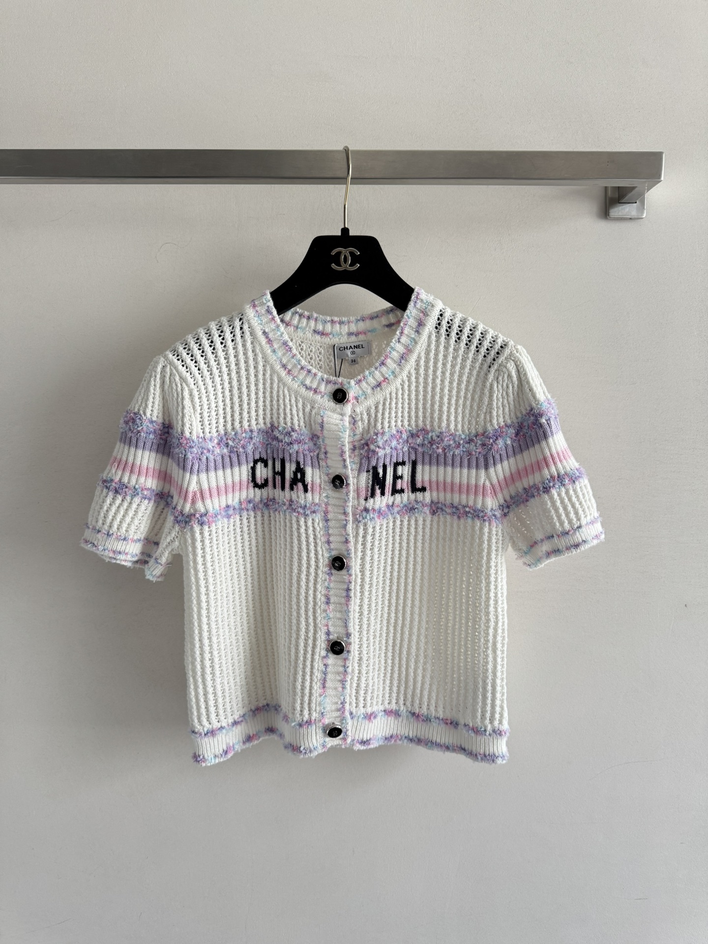 NO:458548,CHANE*25FW's new short cardigan contrasting striped design, round neck is simple and fashionable, both age-reducing and versatile. The fit short design highlights the slim waist, making the overall cut of the figure smooth ~ everyday versatile!  Three colors SML, chanel, alexander wang19860909CHANE*25FW新款短款小开衫撞色条纹设计 圆领简约时尚 既减龄又百搭 合身的短款设计 凸显出小蛮腰 显得身材比例整体剪裁流畅～日常百搭好驾驭！三个色SML,,chanel,alexander wang,Women's clothing