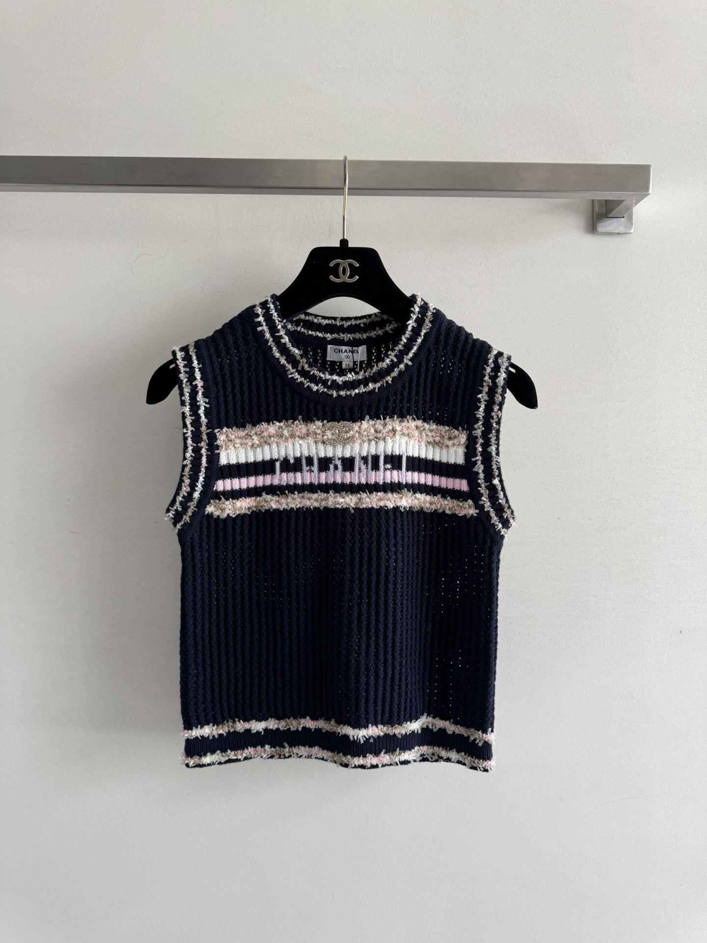 NO:458554,CHANE*25FW new knitted vest contrasting striped design, round neck simple and fashionable, both age-reducing and versatile. The fit short design highlights the slim waist, making the overall cut of the figure smooth ~ everyday versatile!  Three colors SML-, chanel,alexander wang19860909CHANE*25FW新款针织背心撞色条纹设计 圆领简约时尚 既减龄又百搭 合身的短款设计 凸显出小蛮腰 显得身材比例整体剪裁流畅～日常百搭好驾驭！三个色SML-,,chanel,alexander wang,Women's clothing