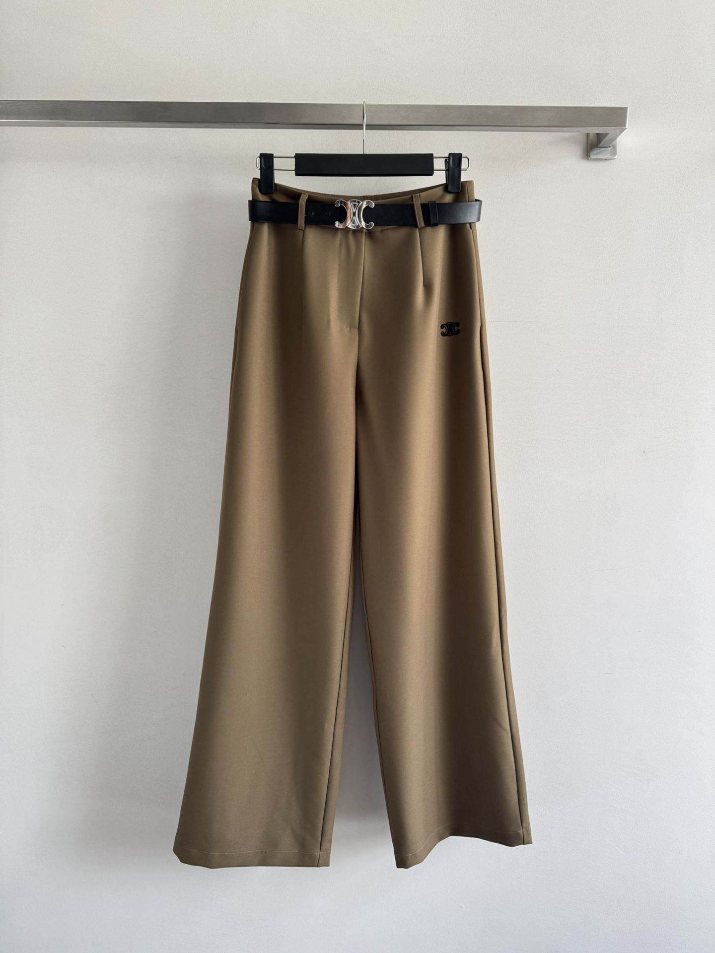 NO:458527,CELIN*25FW's new Arc de Triomphe embroidered trousers. The straight-leg style is very recognizable and has a strong draping feeling. It is decorated with logo belt to add rich layering. The style is easy to control for everyone. It is very versatile and slim and tall. It is very OK for all occasions. It is clean and atmospheric. It is a must-have for daily commuting!  Size SML-, celine,alexander wang19860909CELIN*25FW新款凯旋门刺绣长裤 直筒版型极具辨识度 垂坠感强 搭配logo腰带装饰 增添造型丰富层次感 版型属于谁都好驾驭的 不挑人非常百搭显瘦显高各种场合穿搭都很OK 干净大气 日常通勤必备！尺码SML-,,celine,alexander wang,Women's clothing