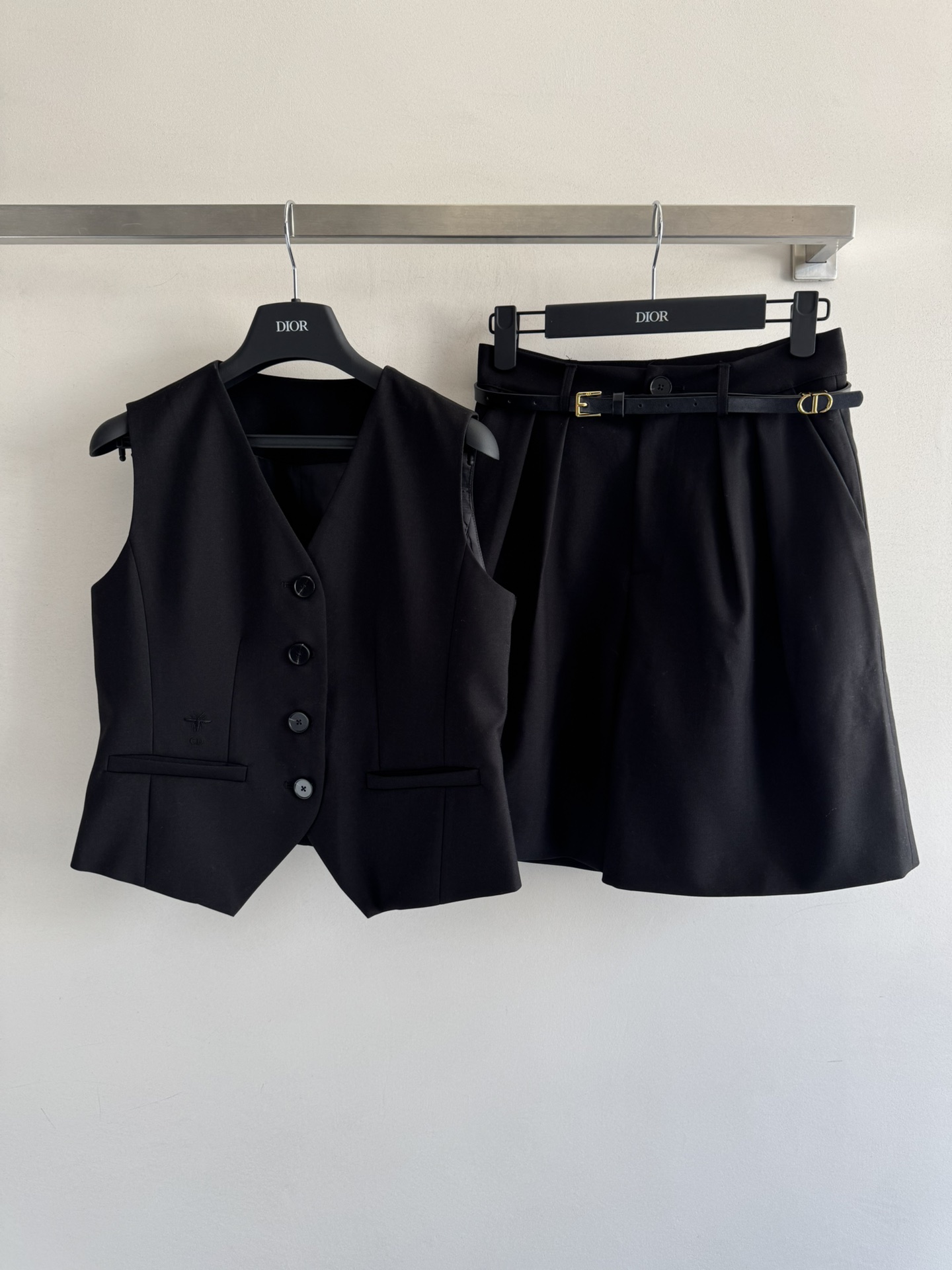 NO:806422,Dio*'s new vest suit vest has a classic V-neck design, which elongates the neck line just right, making the whole person elegant and temperamental. The details of the buttons are also very delicate, adding a bit of neatness. The high-waisted trousers raise the waistline and visually lengthen the proportion!  'Walking with wind and super aura' The fabric has a drapey feel, is breathable and not stuffy. One set solves the troubles of dressing. Good news for lazy people. Whether you wear it with a simple necklace to go a sophisticated route, or casually carry a bag, you will feel relaxed! Simple and advanced SML, dior, necklace,19860909Dio*新款马甲套装马甲是经典的V领设计,恰到好处地拉长颈部线条,显得整个人优雅又气质.纽扣的细节处理也很精致,增添了几分利落感高腰的裤子提高腰线 视觉上直接拉长比例！走路带风超显气场”面料有垂坠感透气不闷,一套解决穿搭烦恼,懒人福音,不管是搭配简约项链走精致路线,还是随性挎个包包走 松弛感都超绝！简约又高级SML,,dior,necklace,,Women's clothing