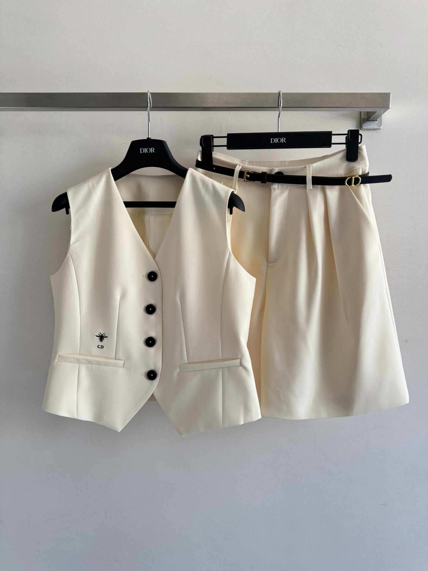 NO:750110,Dio*'s new vest suit vest has a classic V-neck design, which elongates the neck line just right, making the whole person elegant and temperamental. The details of the buttons are also very delicate, adding a bit of neatness. The high-waisted trousers increase the waistline and visually lengthen the proportion!  'Walking with wind and super aura' The fabric has a drapey feel, is breathable and not stuffy. One set solves the troubles of dressing. Good news for lazy people. Whether you wear it with a simple necklace to go a sophisticated route, or casually carry a bag, you will feel relaxed! Simple and advanced SML-, dior, necklace,19860909Dio*新款马甲套装马甲是经典的V领设计,恰到好处地拉长颈部线条,显得整个人优雅又气质.纽扣的细节处理也很精致,增添了几分利落感高腰的裤子提高腰线 视觉上直接拉长比例！走路带风超显气场”面料有垂坠感透气不闷,一套解决穿搭烦恼,懒人福音,不管是搭配简约项链走精致路线,还是随性挎个包包走 松弛感都超绝！简约又高级SML-,,dior,necklace,,Women's clothing