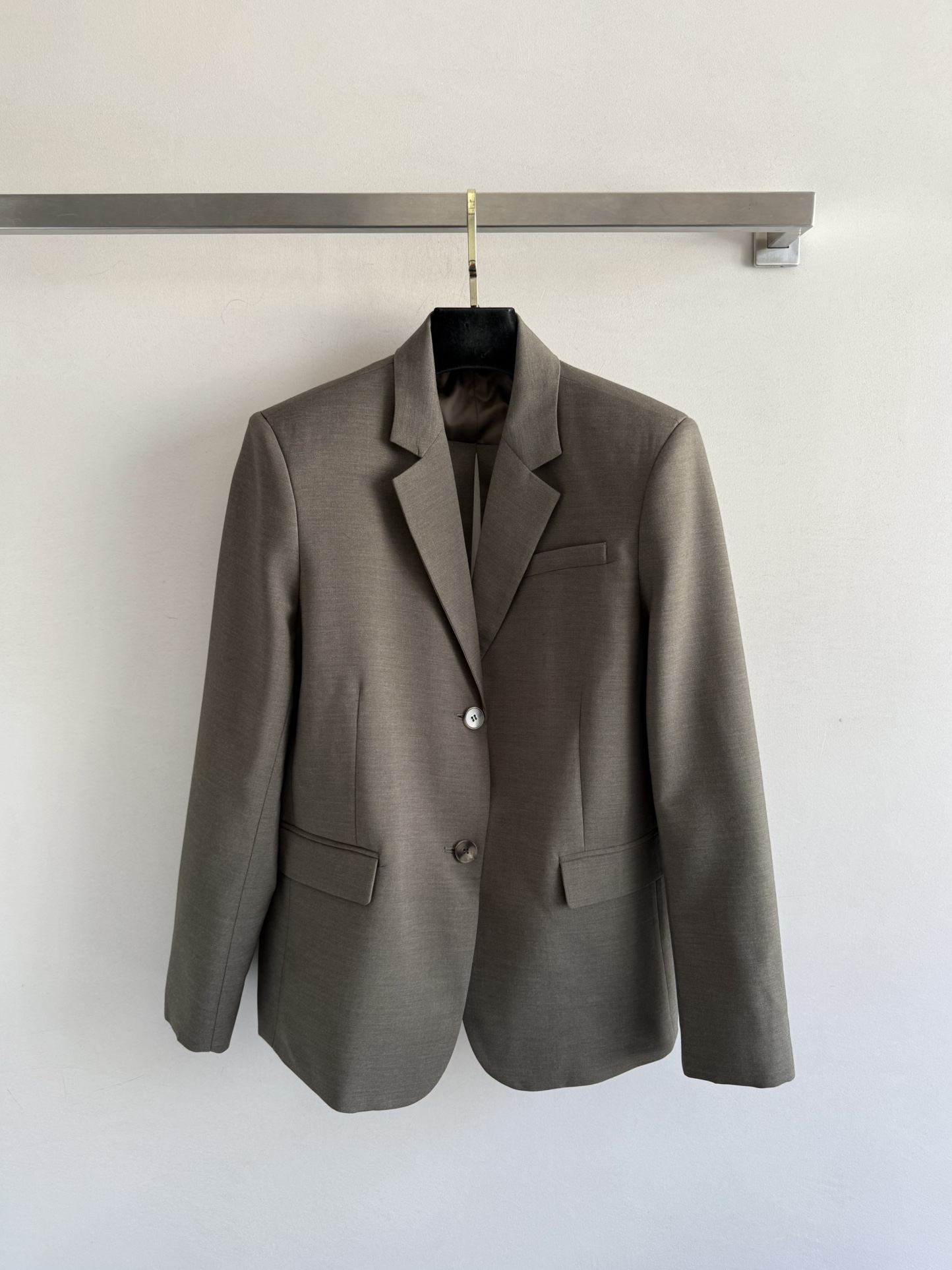 NO:484105,Loew*25FW new suit with a custom 2-pin button placket for easy to put on and take off, a slit back with ten bow lace design, with a design sense and not too exaggerated, making you fashionable in daily life. The simple and atmospheric design makes you love it. The upper body effect is even more sassy, ​​capable, clean and productive, whether you are attending formal occasions or daily outfits, you can easily control it, and your aura is fully open, making people unable to ignore SML-, loewe, business suit, alexander wang19860909Loew*25FW新款西装 前襟定制的2粒纽扣开襟,方便穿脱,后背开叉露背十蝴蝶结蚁系带设计,有设计感又不会太夸张让你日常也能时髦起来 简洁大气的设计让人爱不释手.上身效果更是没话说,飒爽干练,干净有品无论是出席正式场合还是日常穿搭,都能轻松驾驭,气场全开,让人无法忽视SML-,,loewe,business suit,alexander wang,Women's clothing