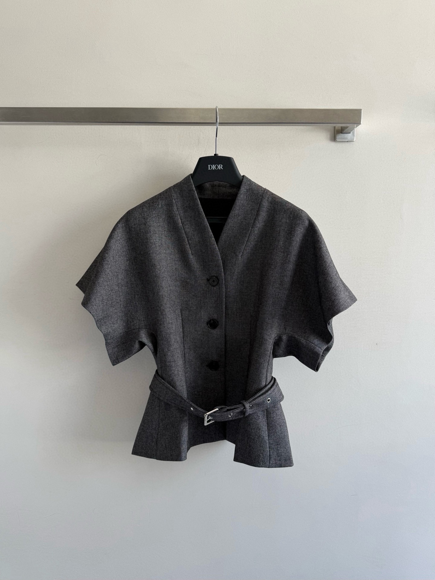 NO:636223,Dio*25FW new belt-embellished top jacket without lapels, high-end tailor-made three-dimensional tailoring!  The temperament and style soar directly. The high waist is matched with a belt of the same fabric, and the upper body creates a golden body proportion!  You can feel its high-end charm on the upper body. Monochrome SML-, Dior-clothing, dior, dior, jackets & coats, gold, alexander wang19860909Dio*25FW新款腰带装饰上衣外套无翻领高端量身定制般的立体剪裁！气质和格调直接飙升 高腰配同布次腰带,上身打造出黄金身材比例！上身就能感受到它的高级魅力单色SML-,迪奥-服装,dior,dior,jackets & coats,gold,alexander wang,Women's clothing