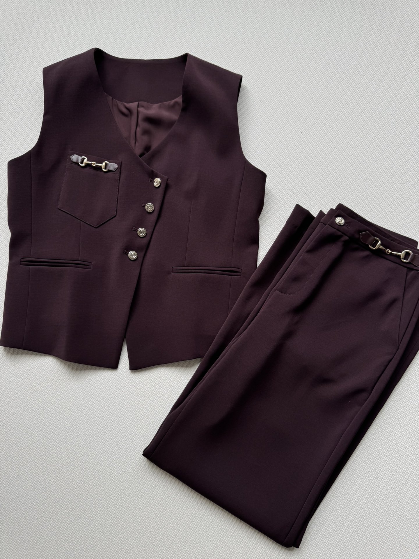 NO:702670,GUCC*25FW new style vest suit V-neck slim vest with chain decoration on the chest pocket and irregular design of beveled buttons. Paired with a set of straight-leg trousers, it looks very fashionable!  The overall texture of the fabric is drapey and comfortable, and the overall texture of the silk-wool blended fabric makes the upper body look elegant and luxurious. Wear a vest with high-waisted trousers for workplace style. It elongates the body proportions, makes the legs longer, and makes you look taller!  It is worth buying for daily commuting, simple and high-end SML, Gucci-clothing, gucci, gucci,19860909GUCC*25FW新款马甲套装V领修身马甲 胸前口袋锁链装饰 与斜边纽扣不规则设计 搭配系列直筒长裤一套上身 非常显时尚感！面料呈现垂感舒适的品相丝毛混纺面料整体质感在线上身显优雅奢华 职场气质穿搭马甲搭配高腰长裤 拉长身材比例 显腿长 显高！日常通勤都 非常值得入手,简约又高级SML,古驰-服装,gucci,gucci,,Women's clothing