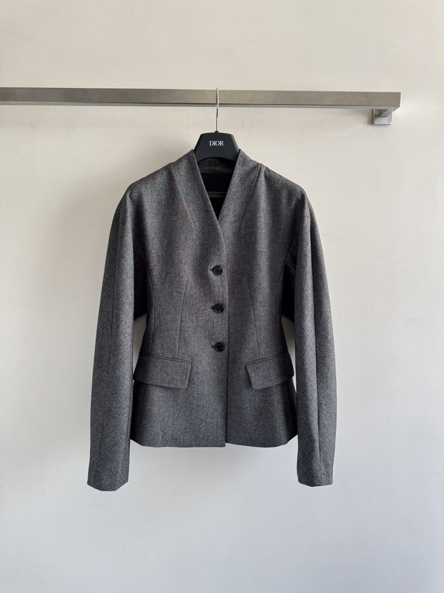 NO:636227,Dio*25FW new lapelless jacket, micro-profile three-dimensional tailoring, tolerant, lazy and relaxed, collarless design with belt to highlight the waistline, making the overall look cleaner and neater, suitable for various occasions, minimalist style design, elegant and advanced SML-, Dior-clothing, dior, dior, jackets & coats, alexander wang19860909Dio*25FW新款无翻领外套微廓版型立体裁剪包容性强 慵懒松弛有度 无领设计搭配腰带凸显腰线 让整体造型更加干净利落 适合多种场合极简主义的风格设计典雅又高级SML-,迪奥-服装,dior,dior,jackets & coats,alexander wang,Women's clothing