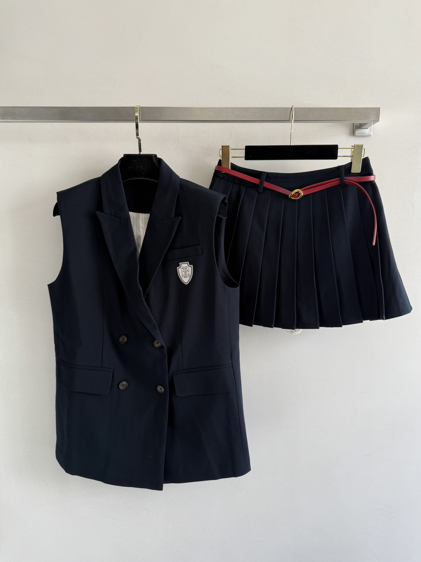 NO:459993,Brunel Cucinel*225FW new vest skirt suit vest silhouette is highly inclusive, the chest logo decoration comes with highlights and pleated A skirt style is super positive, a set of top-fitting college style is comfortable and comfortable to wear, niceSML-, brunello cucinelli, skirts, alexander wang19860909Brunel咯Cucinel*225FW新款马甲半裙套装马甲廓形的裁剪包容性强 胸前徽标装饰自带亮点压褶A半裙版型超正 一套上身妥妥的学院风穿搭穿起来舒适很niceSML-,,brunello cucinelli,skirts,alexander wang,Women's clothing