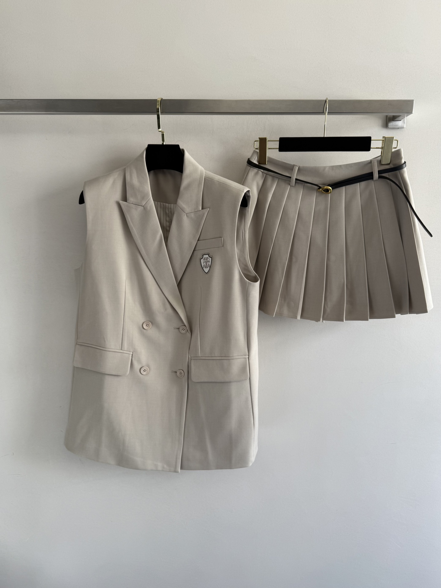 NO:460012,Brunel Cucinel*225FW new vest skirt suit vest silhouette is highly inclusive, the chest logo decoration comes with highlights and pleated A skirt style is super positive, a set of top-fitting college style is comfortable and comfortable to wear, niceSML-, brunello cucinelli, skirts, alexander wang19860909Brunel咯Cucinel*225FW新款马甲半裙套装马甲廓形的裁剪包容性强 胸前徽标装饰自带亮点压褶A半裙版型超正 一套上身妥妥的学院风穿搭穿起来舒适很niceSML-,,brunello cucinelli,skirts,alexander wang,Women's clothing