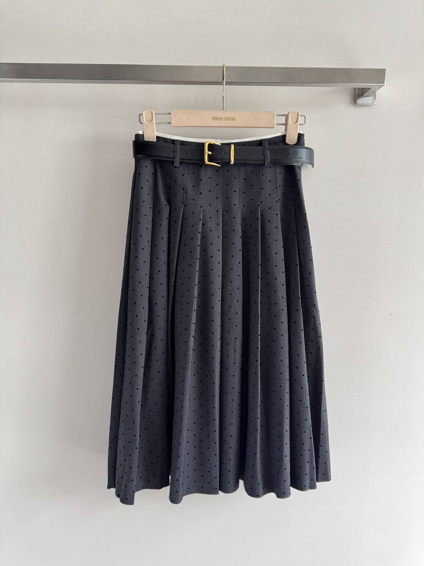 NO:459964,MIUMI*25 new polka dot pleated skirt with high waist style to modify the body and make it look more slender. The whole piece is covered with exquisite and sweet polka dots, and it is age-reducing and versatile. The flowing feeling of the pleated skirt adds an elegant temperament!  The mid-length tailoring shows an elegant and intellectual style and fashion!  Put it on and instantly improve your taste index!  Every step has charm, exuding self-confidence and charm SML-, miumiu, skirts, alexander wang19860909MIUMI*25新款波点百褶半身裙高腰版型修饰身形更显纤细 整件布满波点精致甜美 减龄百搭 百褶裙的流动感 添增优雅的气质！中长款剪裁,展现优雅知性的风范与时尚同行！穿上它,瞬间提升你的品位指数！每一步都有风情,散发自信魅力SML-,,miumiu,skirts,alexander wang,Women's clothing