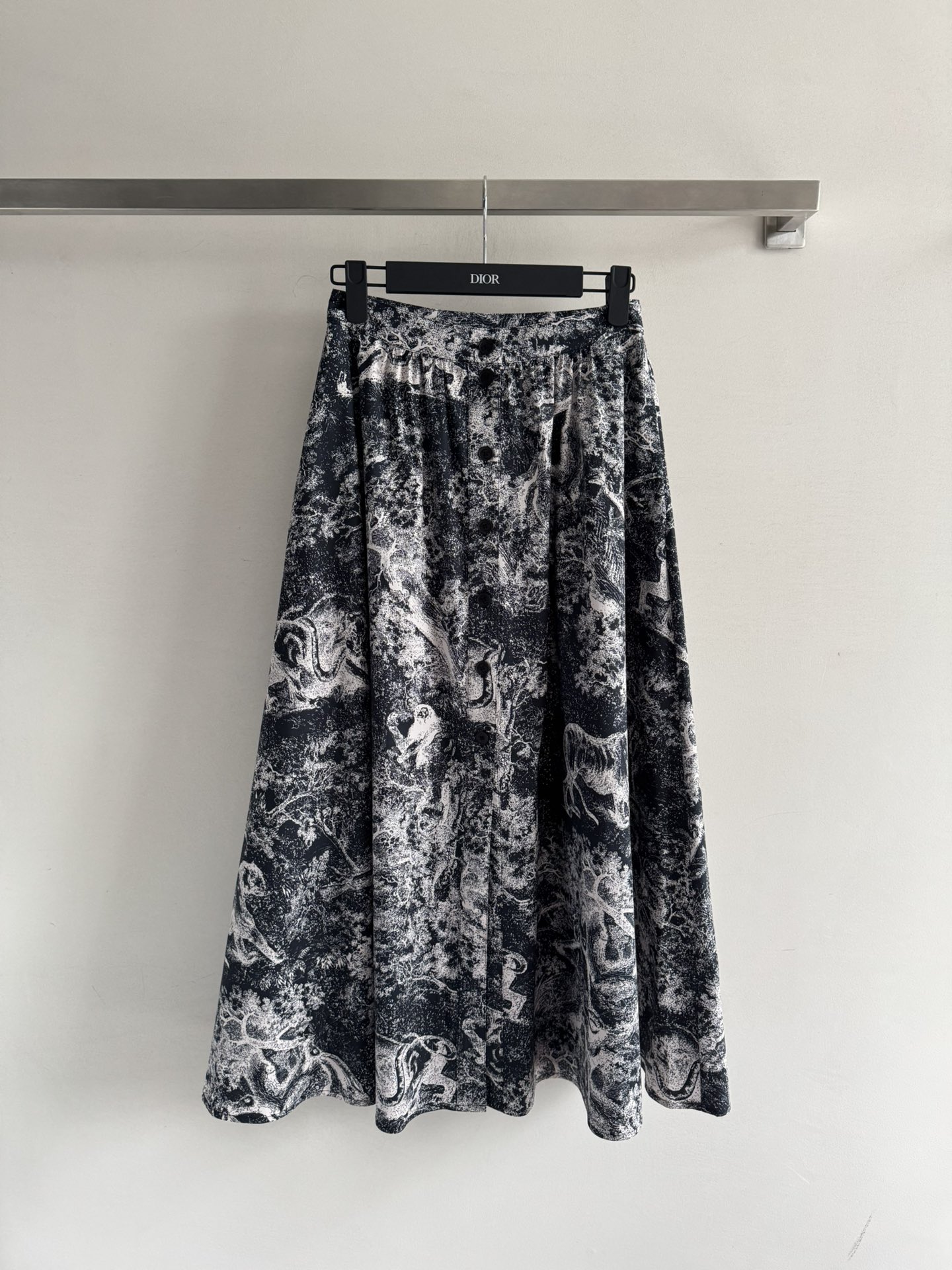 NO:459899,DIO*25 early autumn new animal printed A-line skirt adopts a high-waist design, perfectly lengthens the leg lines, and the single-breasted design adds a bit of retro feel. The fabric is soft and comfortable, and has excellent breathability. It is very suitable for autumn weather. Whether it is vacation or daily outfit, it can make you the focus!  Wear it and go to the beach to take pictures, it's so beautiful. SML-, dior, skirts, alexander wang19860909DIO*25早秋新款动物印花A字裙,采用高腰设计,完美拉长腿部线条,单排扣的设计增添了几分复古感.面料柔软舒适,透气性极佳,非常适合秋季天气,无论是度假还是日常穿搭,都能让你成为焦点！穿上它去海边拍照,简直美翻了SML-,,dior,skirts,alexander wang,Women's clothing