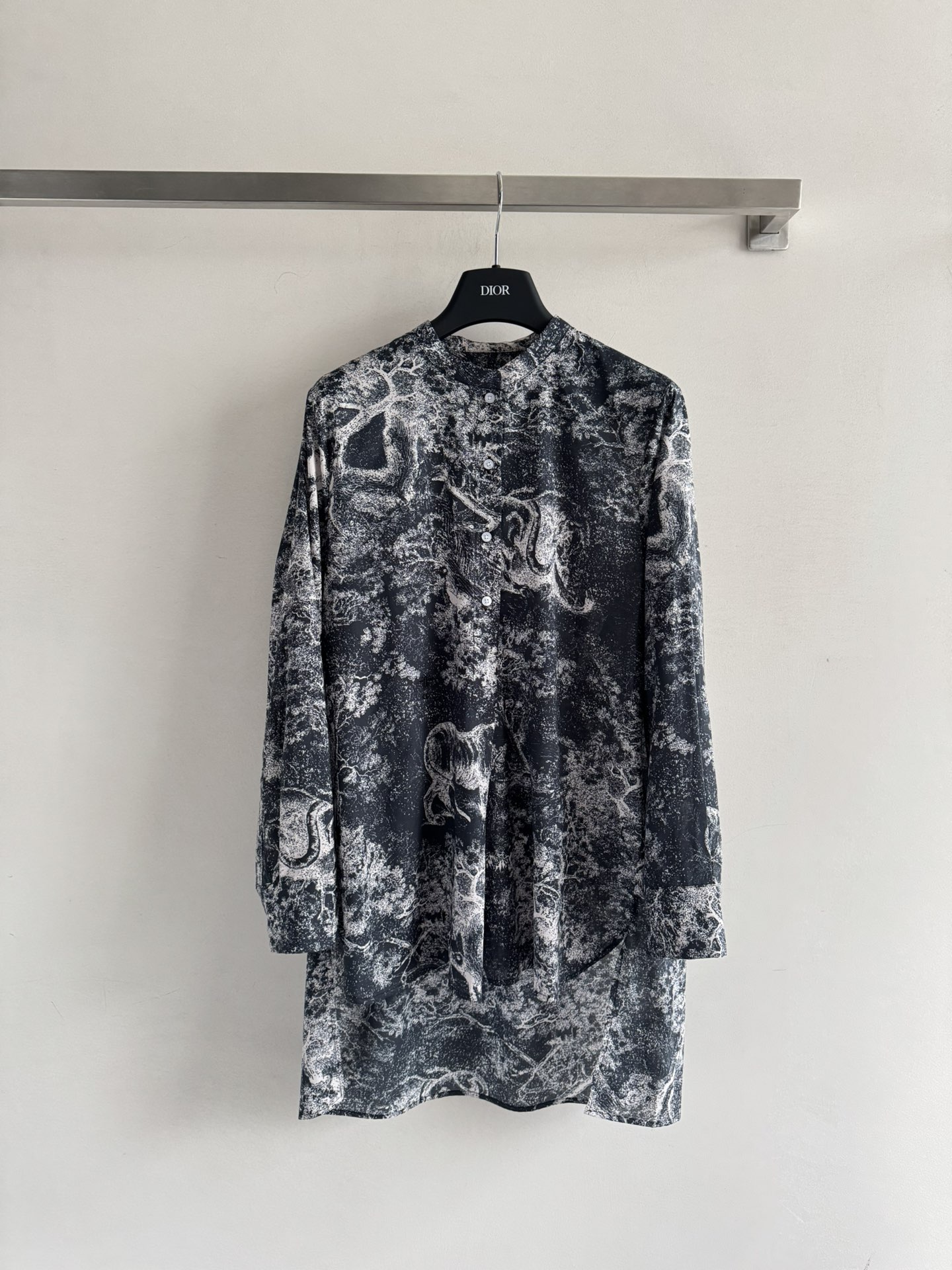 NO:459915,Dio*25FW new animal jungle printed shirt custom YB cotton fabric carefully made, texture breathable and skin-friendly. Classic style, slightly longer fashionable tailoring on the back. It is matched with a stand collar and front button closure. The overall look is eye-catching and sunny, showing high-end and elegant temperament. SML-,,dior,alexander wang19860909Dio*25FW新款动物丛林印花衬衣定制YB棉质面料精心制作 质感透气亲肤 经典的版型,后侧略长的的时尚剪裁 搭配立领和正面纽扣开合 整体亮眼吸晴起来 尽显高级优雅气质SML-,,dior,alexander wang,Women's clothing