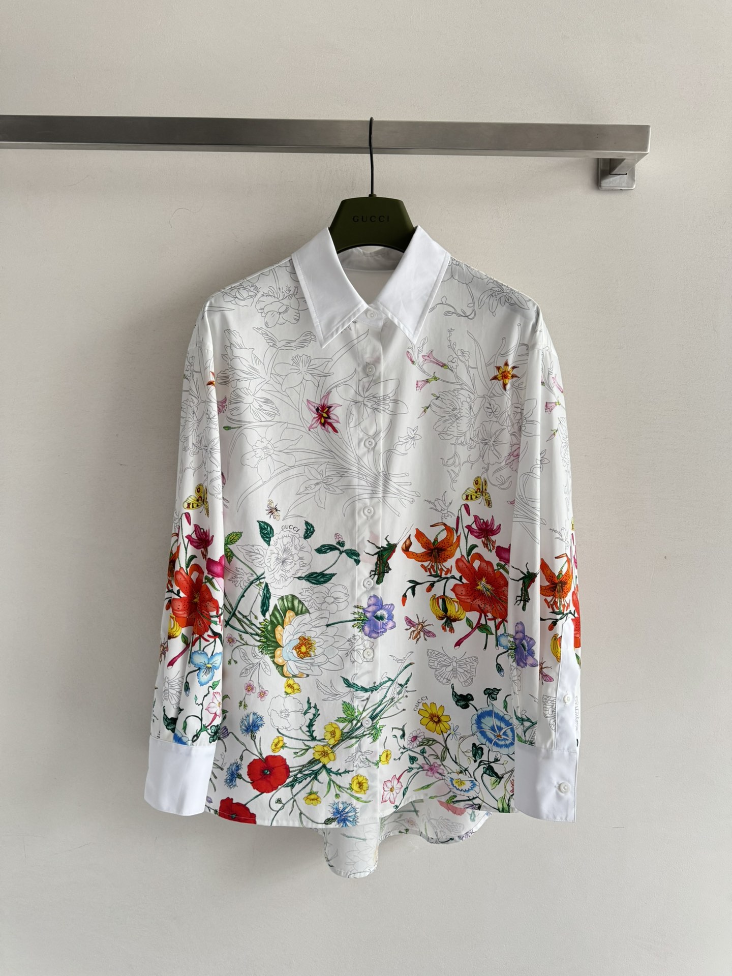 NO:459926,Gucc*25FW new shirt floral shirt has a romantic atmosphere, fresh and retro print, loose style lazy and casual ~ White T inner wear is simple and refreshing, paired with denim shorts, easy to travel and eye-catching and fashionable. The perfect interpretation of low-key luxury is slack and comes out again, which is absolutely fashionable and sweet girl SML-, gucci, shorts, shirts, alexander wang19860909Gucc*25FW新款衬衫花衬衫自带浪漫氛围,印花清新又复古,宽松版型慵懒随性～内搭白T简单清爽,搭配牛仔短裤,轻松出行吸睛又时尚 低调奢华的完美诠释松弛又出片,妥妥时尚甜妹SML-,,gucci,shorts,shirts,alexander wang,Women's clothing