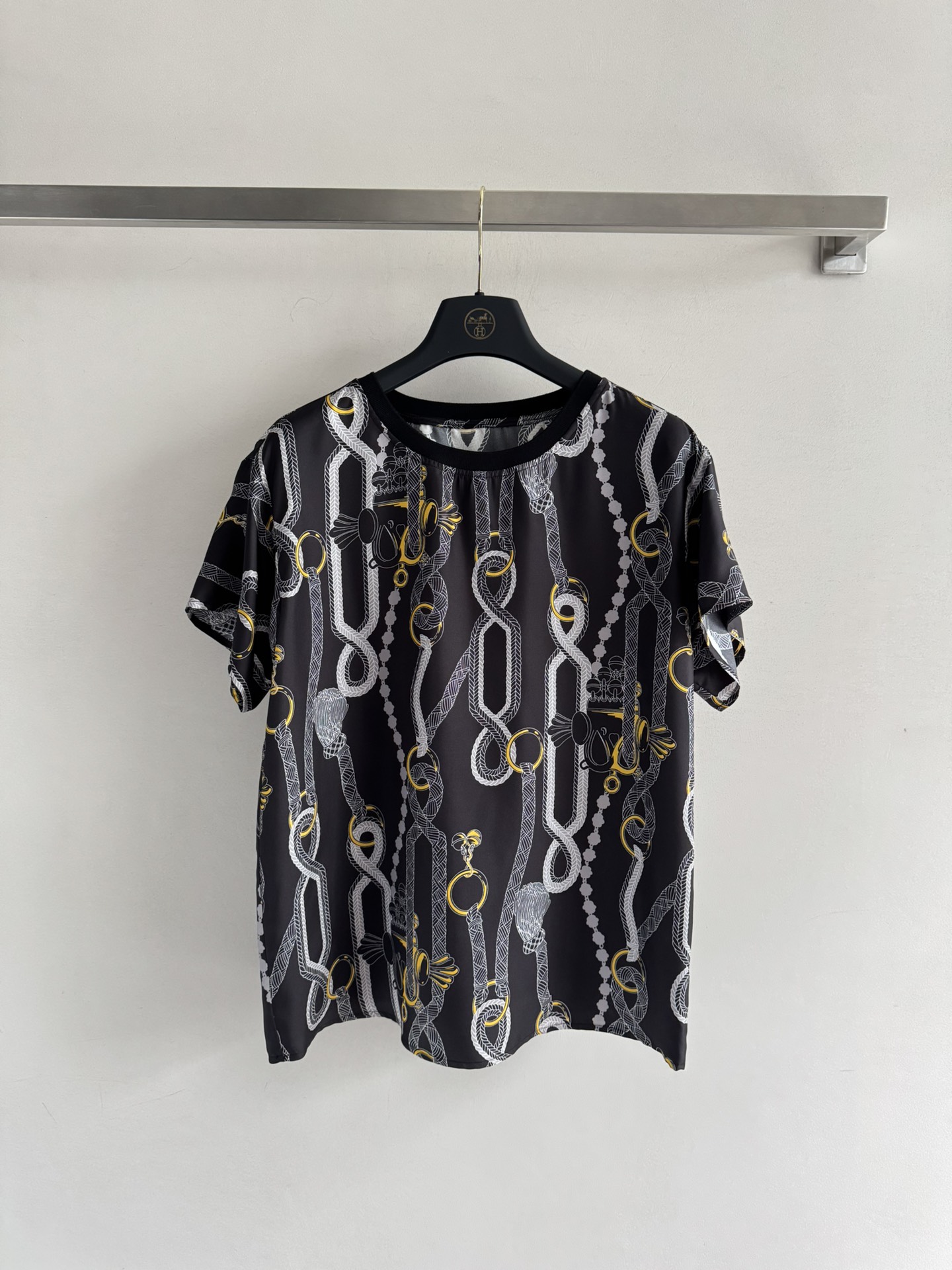 NO:459938,HERME*25 new chain printed short-sleeved T-shirt is made of silk fabric, super delicate, soft and breathable, regular style, unparalleled comfort SML-, hermes, T-shirt, tees, t-shirt, alexander wang19860909HERME*25新款链条印花短袖T恤采用丝绸面料,超级细腻柔软透气,常规版型 穿上无与伦比的舒适SML-,,hermes,T-shirt,tees，t-shirt,alexander wang,Women's clothing